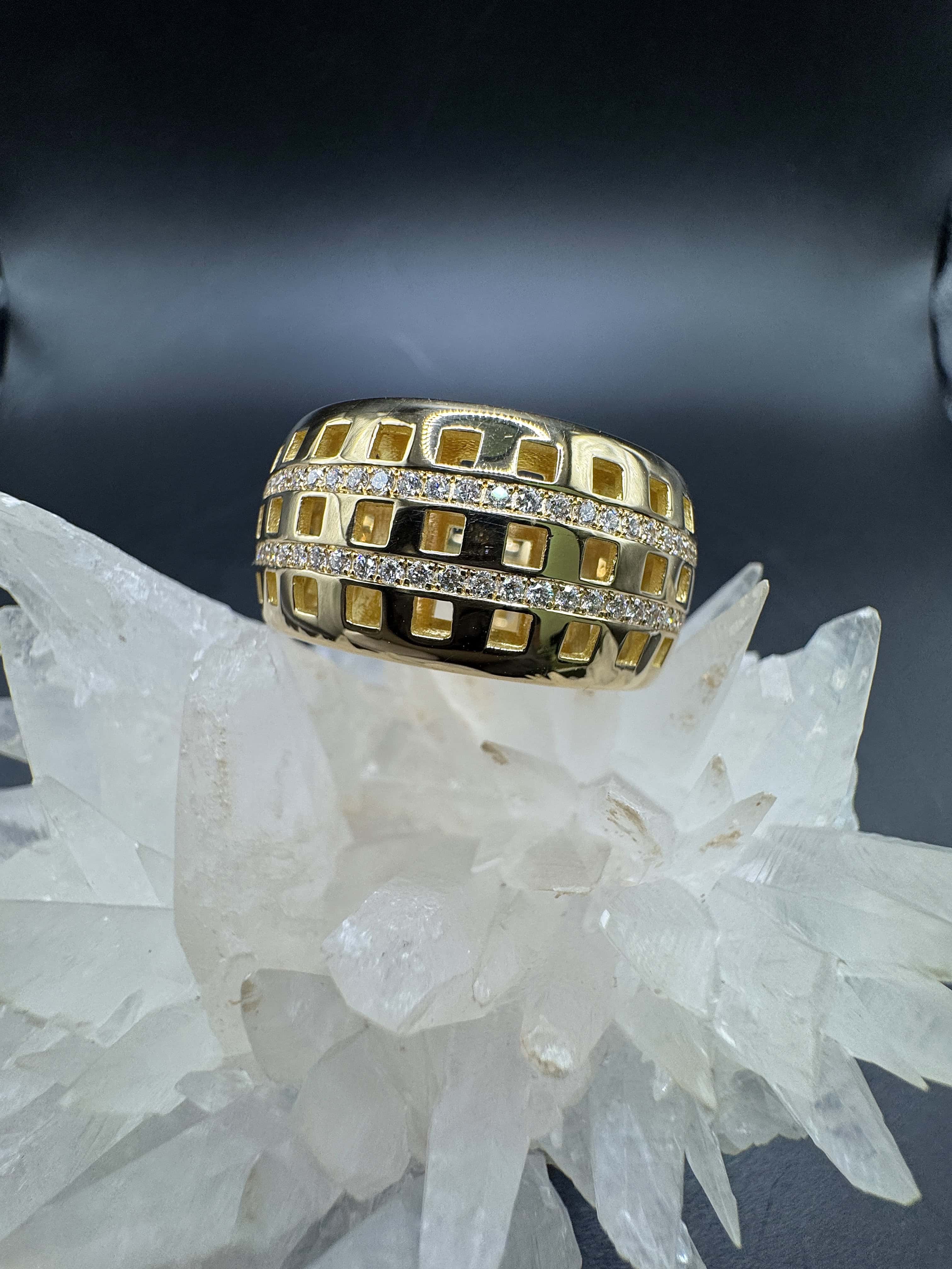 Riesiger Memory Ring in 18 Karat Gelbgold mit feinen Brillanten von W. Häring