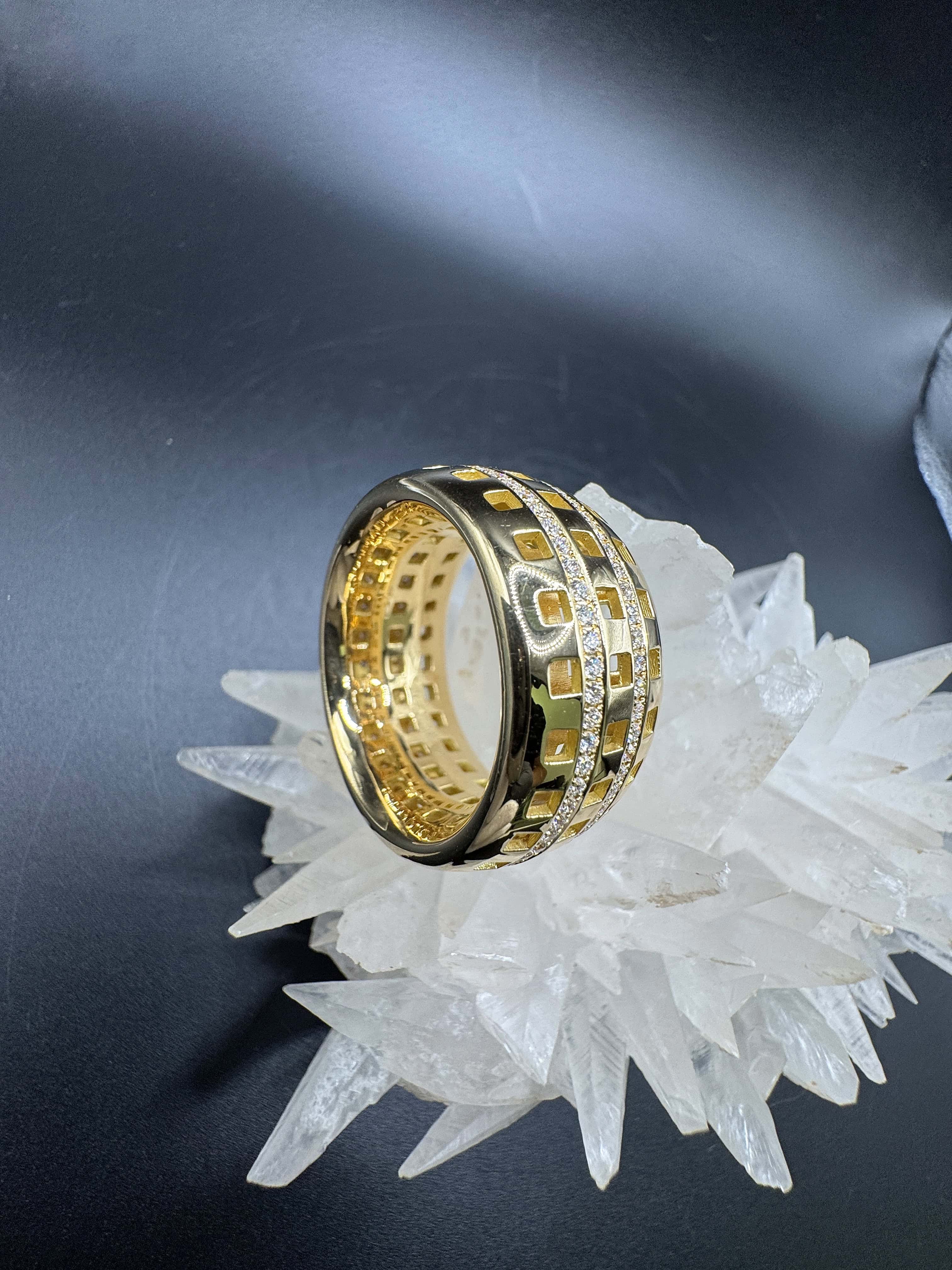 Riesiger Memory Ring in 18 Karat Gelbgold mit feinen Brillanten von W. Häring
