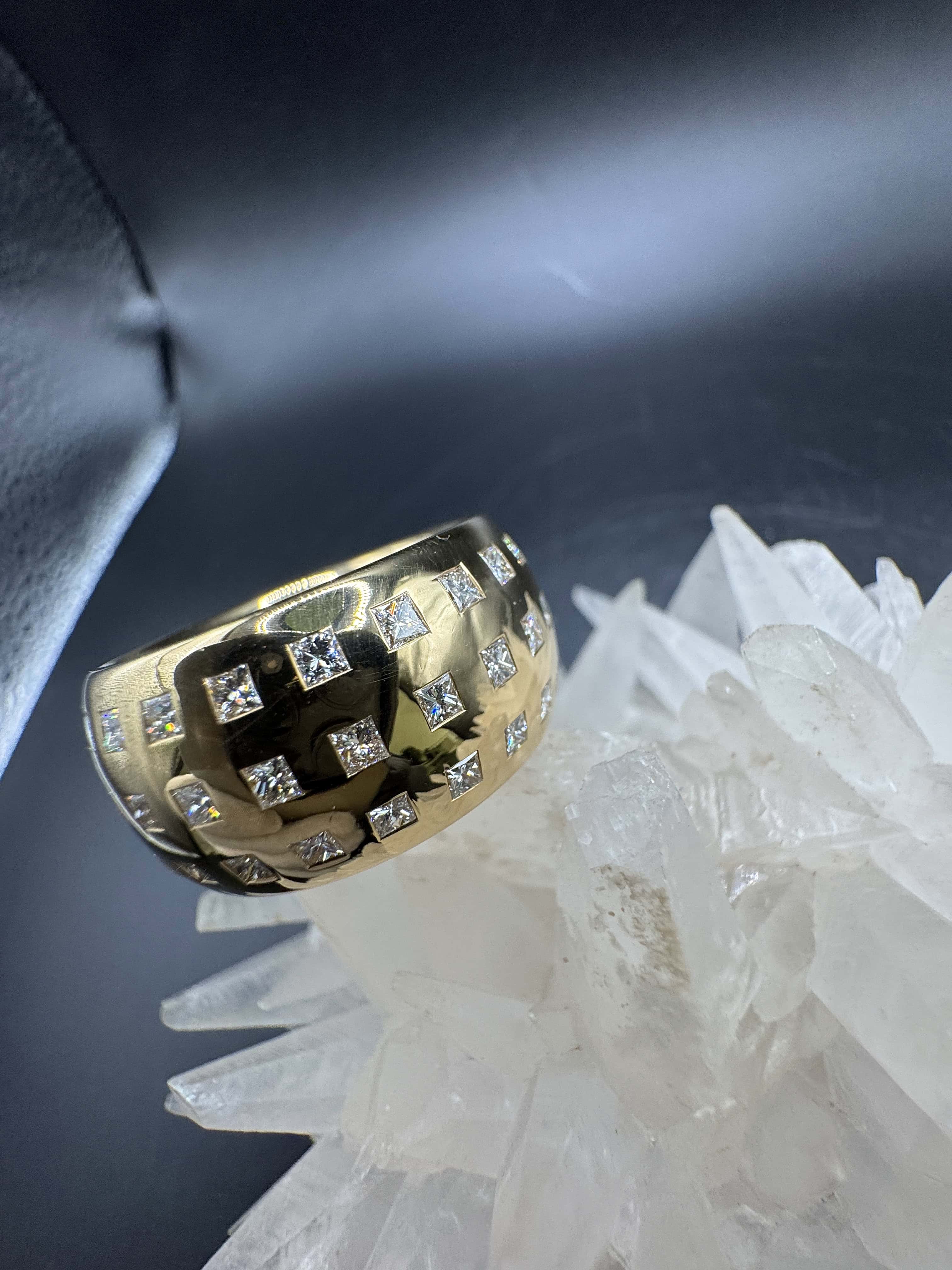 Beeindruckender Memory Ring in 18 Karat Gelbgold mit Princess-Cut Diamanten von W. Häring