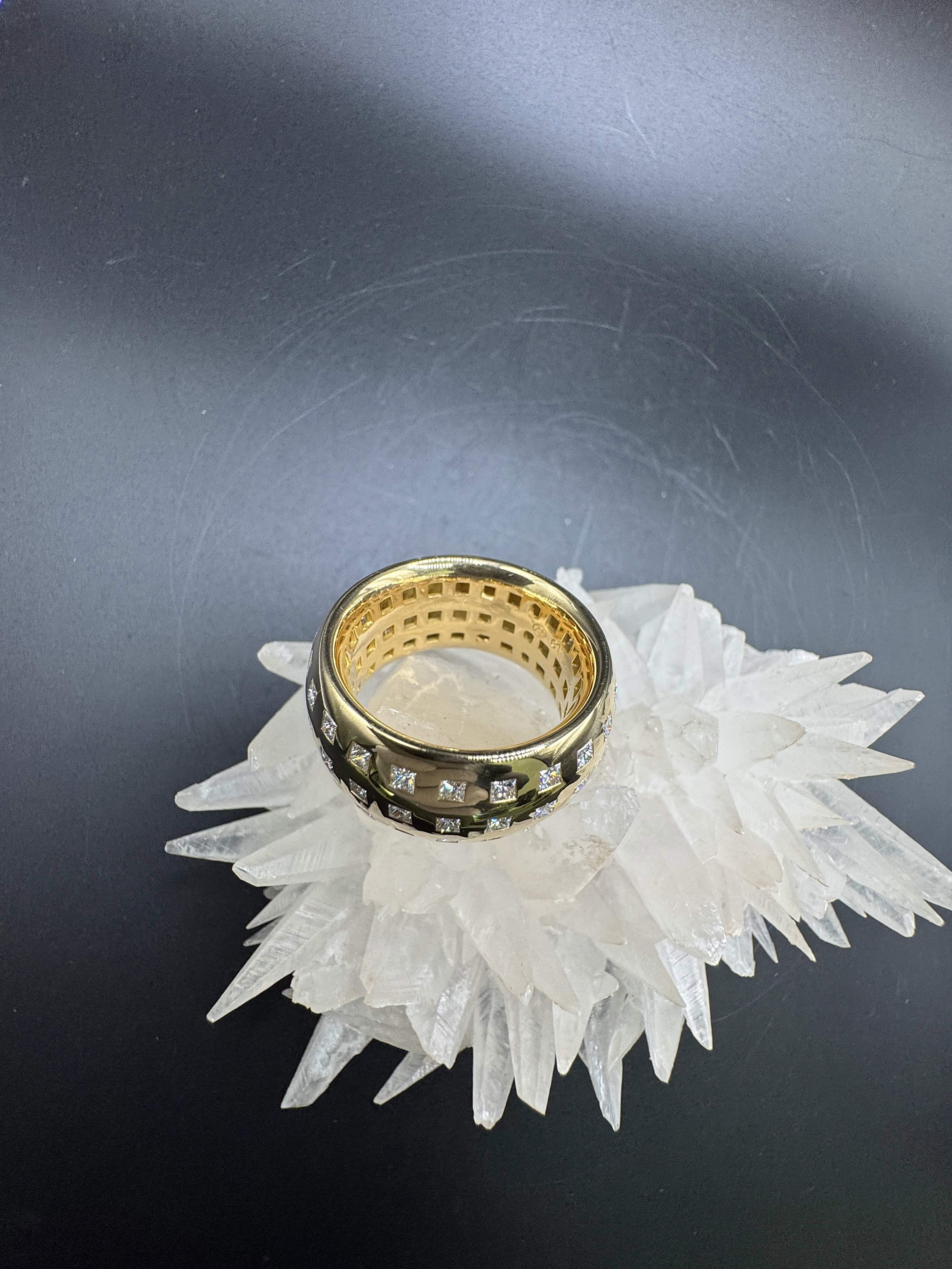 Beeindruckender Memory Ring in 18 Karat Gelbgold mit Princess-Cut Diamanten von W. Häring
