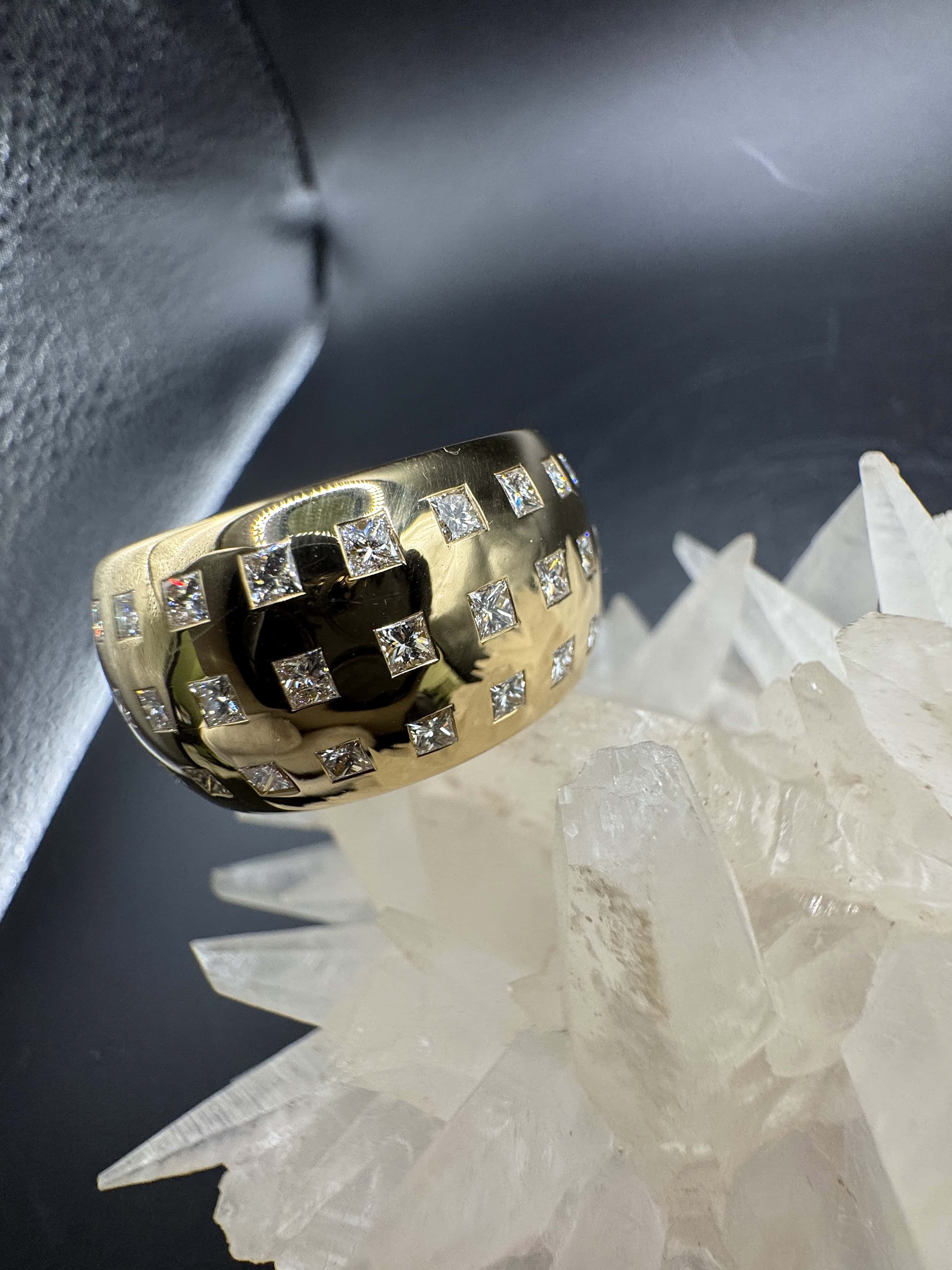 Beeindruckender Memory Ring in 18 Karat Gelbgold mit Princess-Cut Diamanten von W. Häring