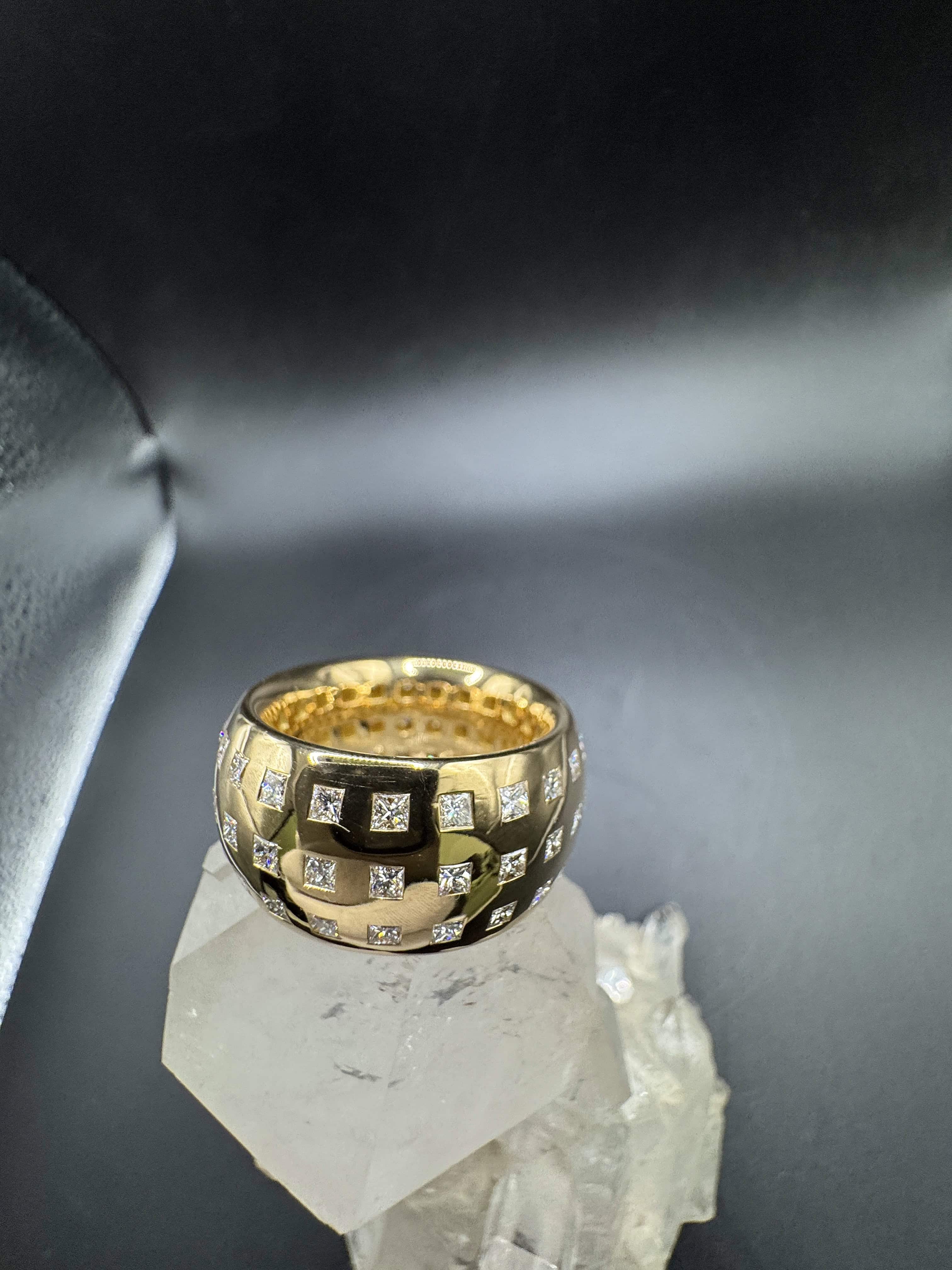 Beeindruckender Memory Ring in 18 Karat Gelbgold mit Princess-Cut Diamanten von W. Häring