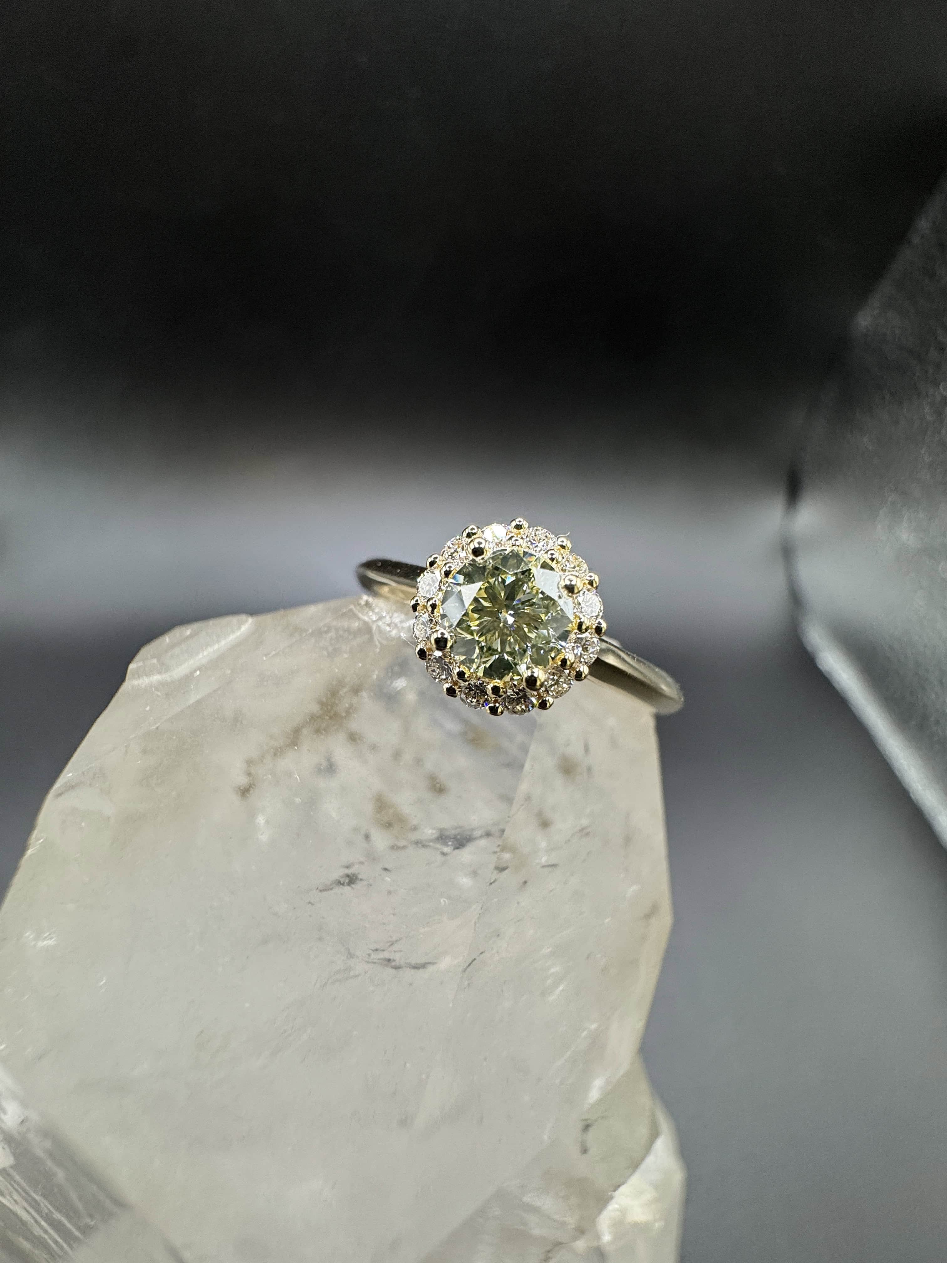 Moderner Ring in 14 Karat Gelbgold mit leuchtendem Brillanten
