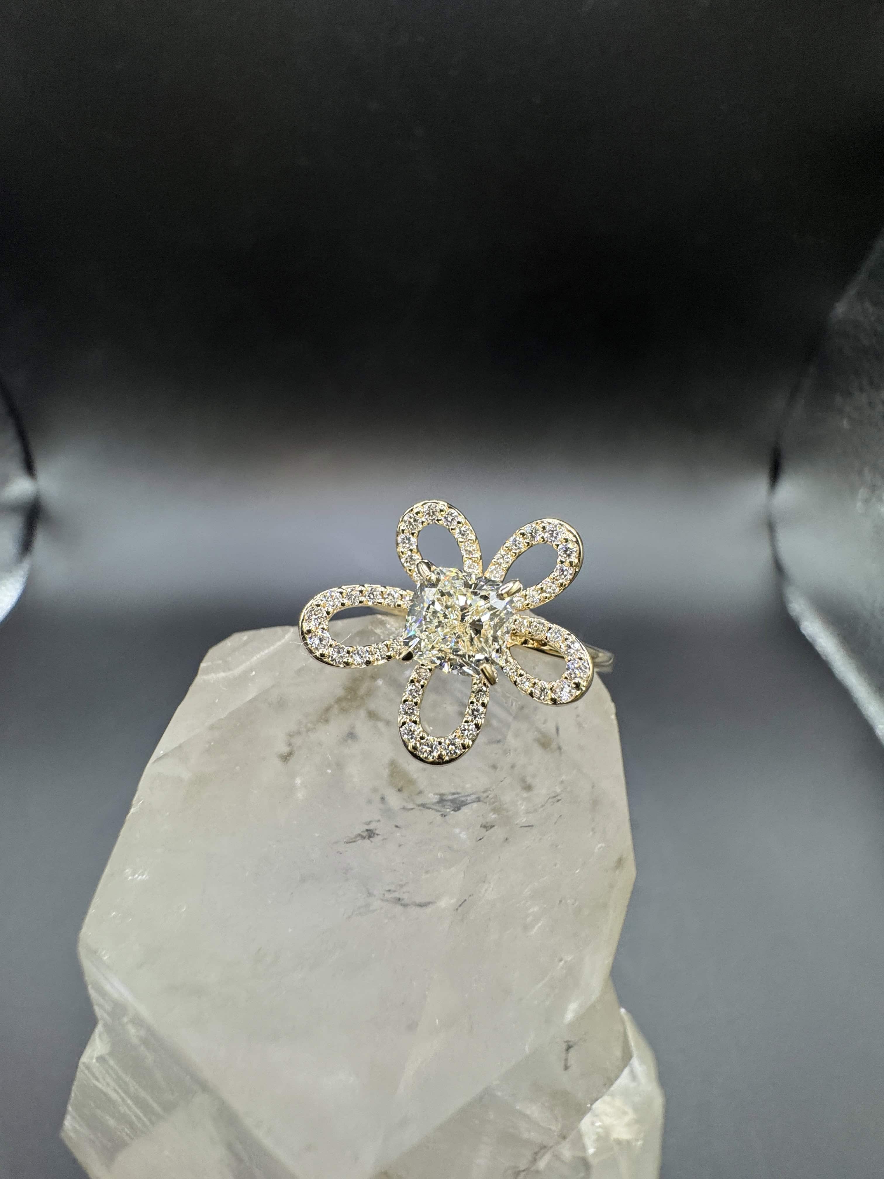 Besonderer Ring in 14 Karat Gelbgold mit Einkaräter & Brillanten