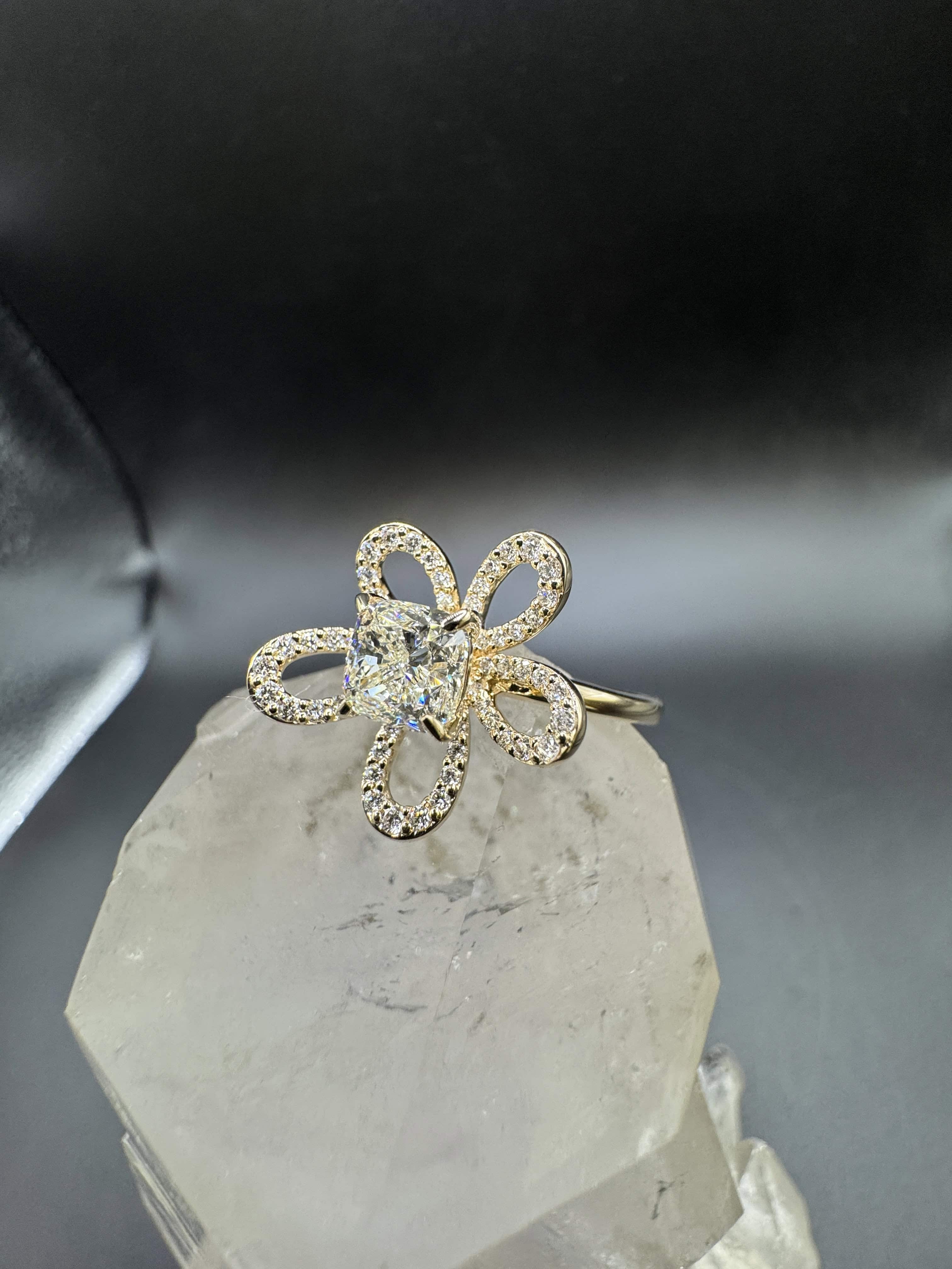 Besonderer Ring in 14 Karat Gelbgold mit Einkaräter & Brillanten