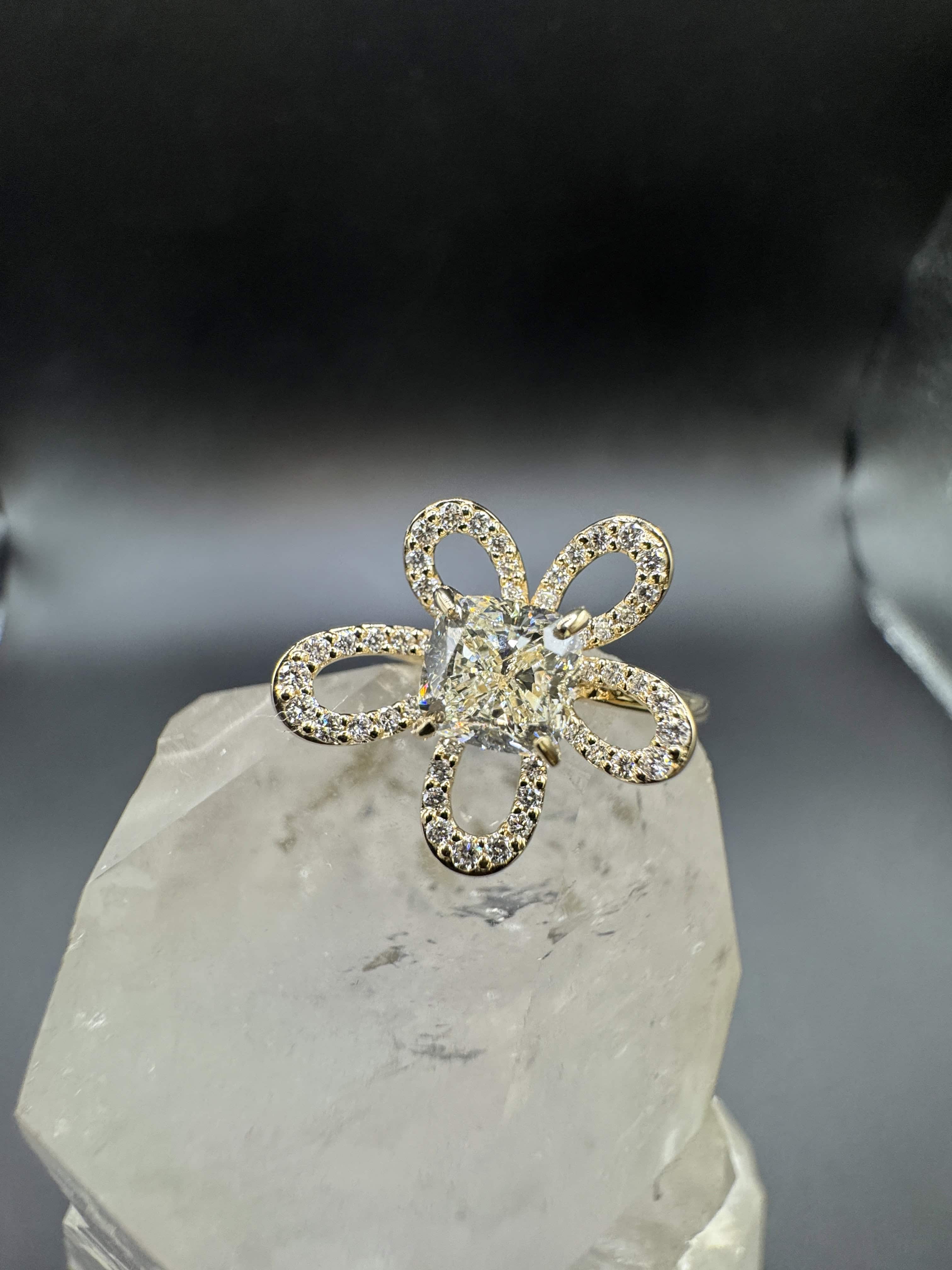 Besonderer Ring in 14 Karat Gelbgold mit Einkaräter & Brillanten