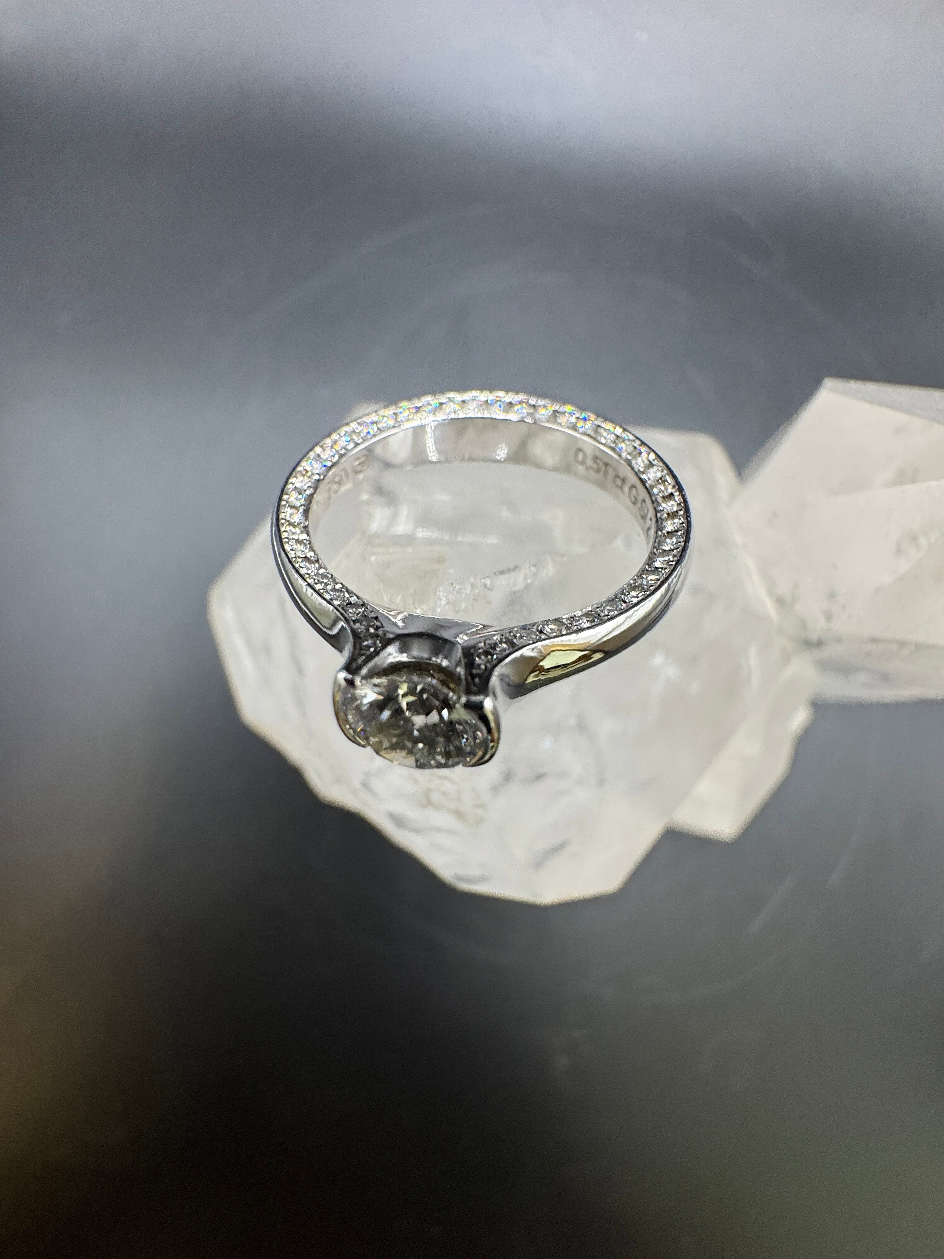 Edler Ring in 18 Karat Weißgold mit feinen Brillanten von Schaffrath
