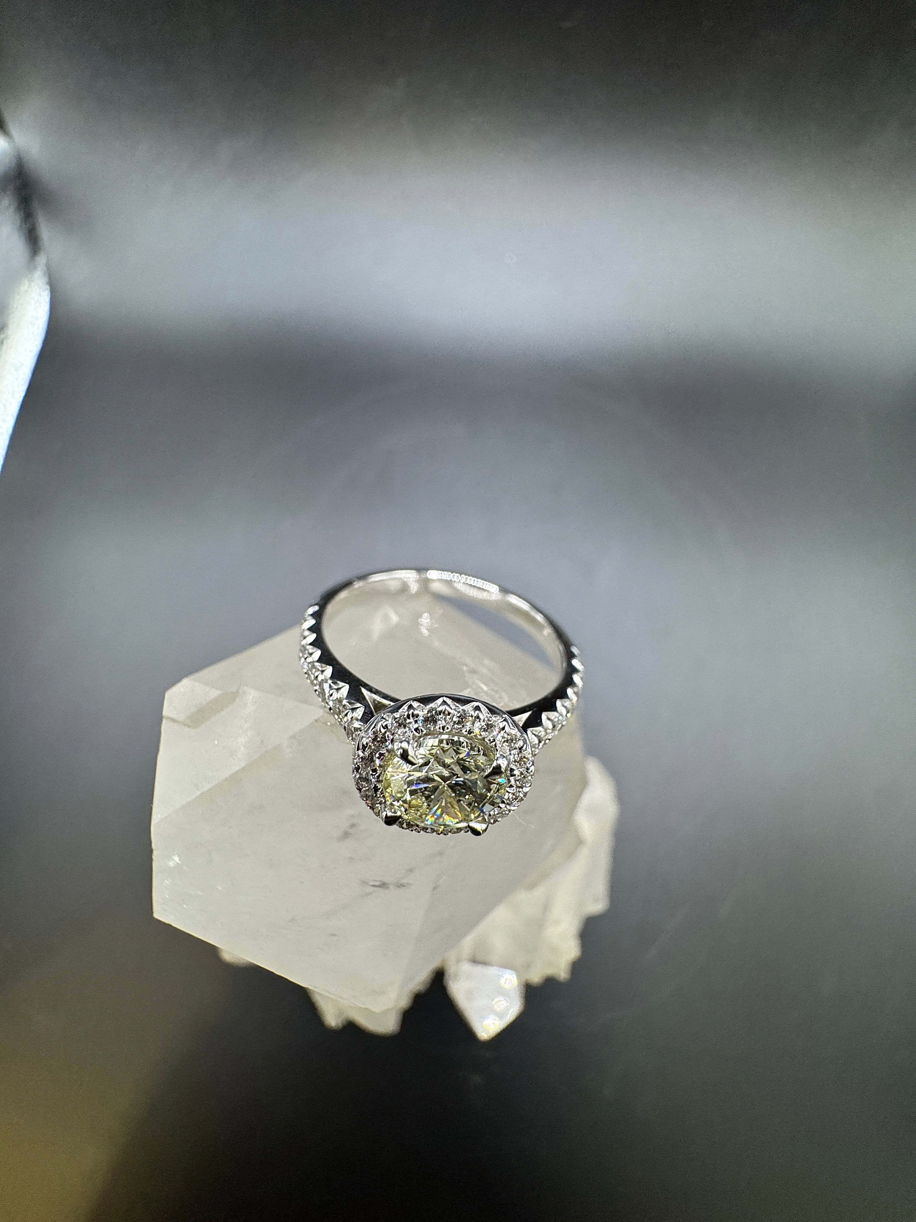Hochwertiger Verlobungs-Solitärring in 18 Karat Weißgold mit Einkaräter & Brillanten