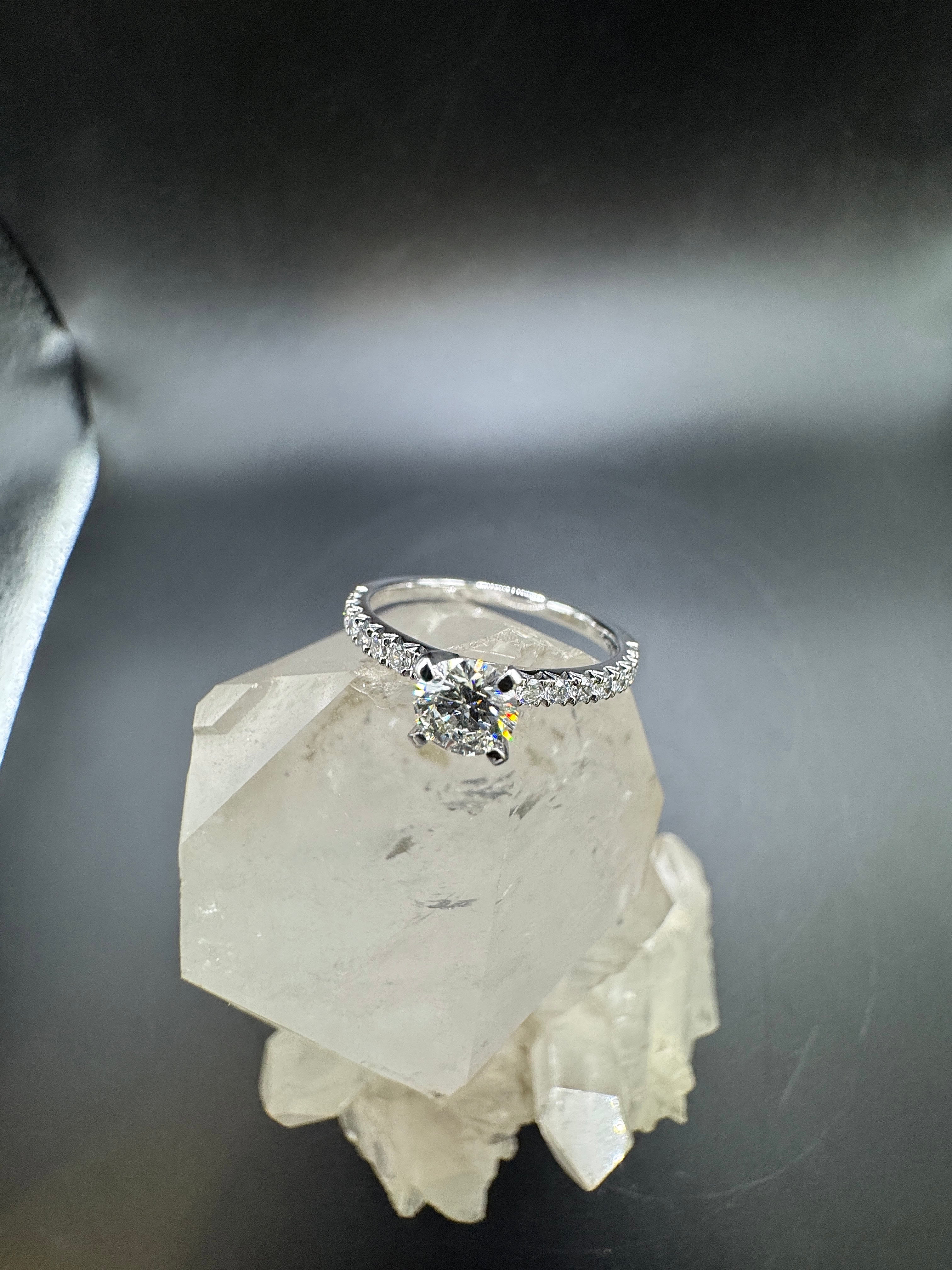 Feiner Solitär- & Verlobungsring in 18 Karat Weißgold mit hochfeinen Brillanten