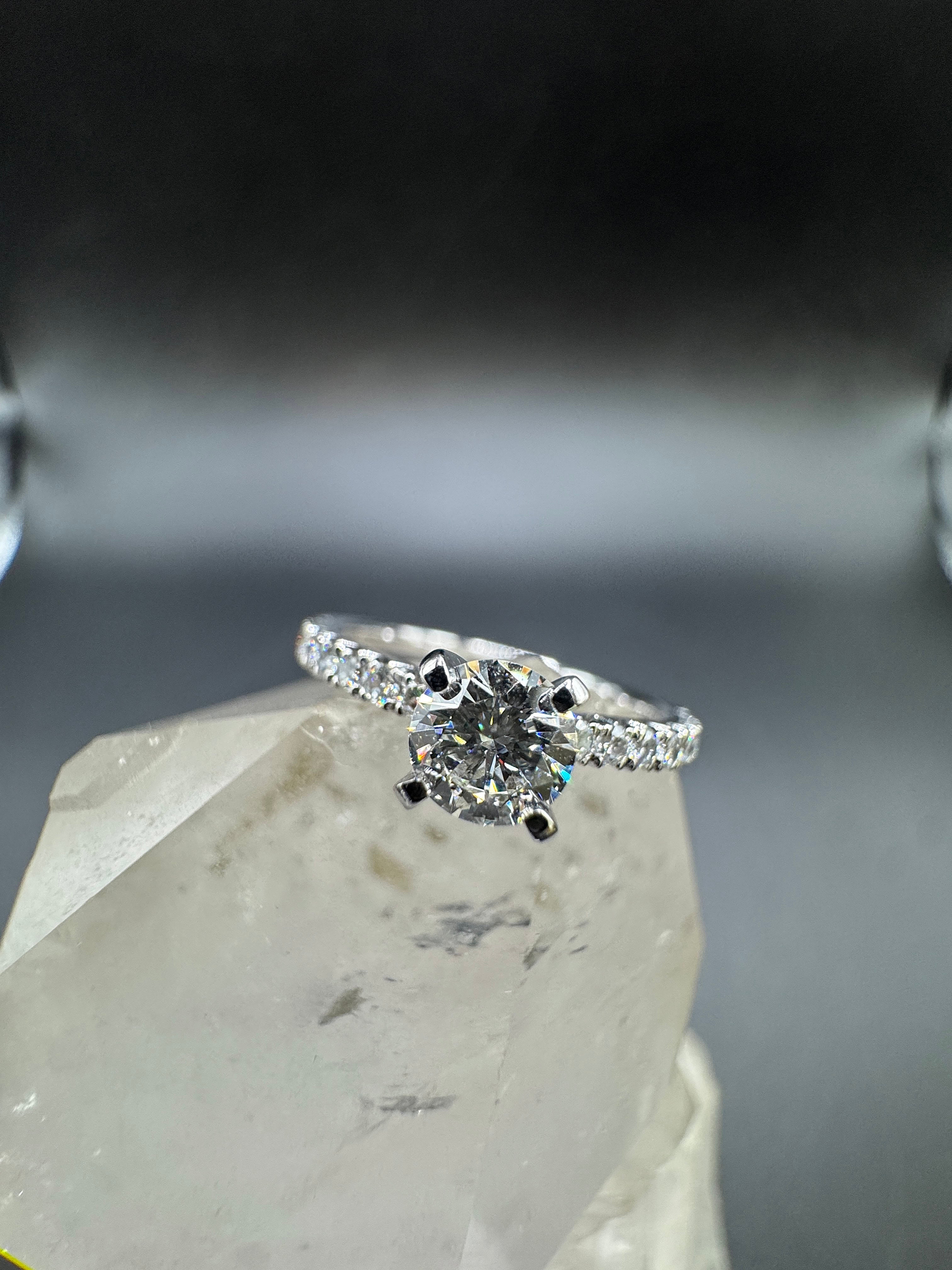 Feiner Solitär- & Verlobungsring in 18 Karat Weißgold mit hochfeinen Brillanten