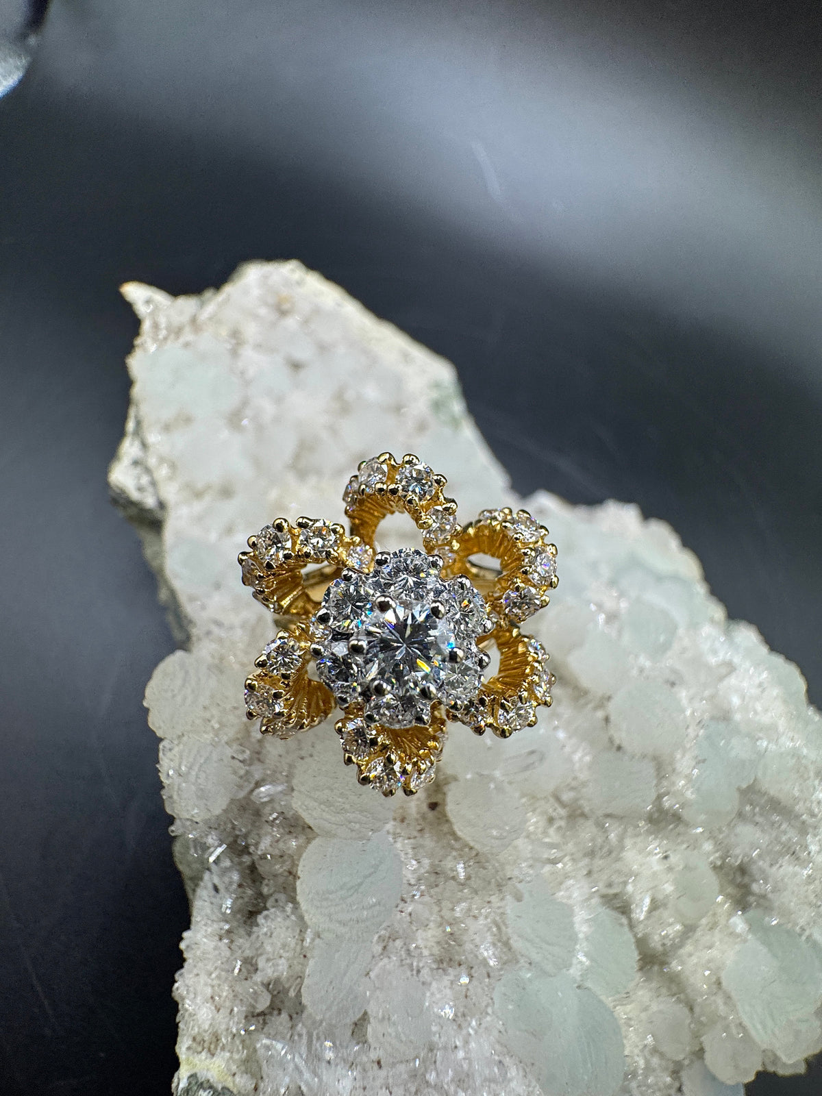 Edler Goldbaur Ring in 18 Karat Gelb- und Weißgold mit hochfeinen Brillanten