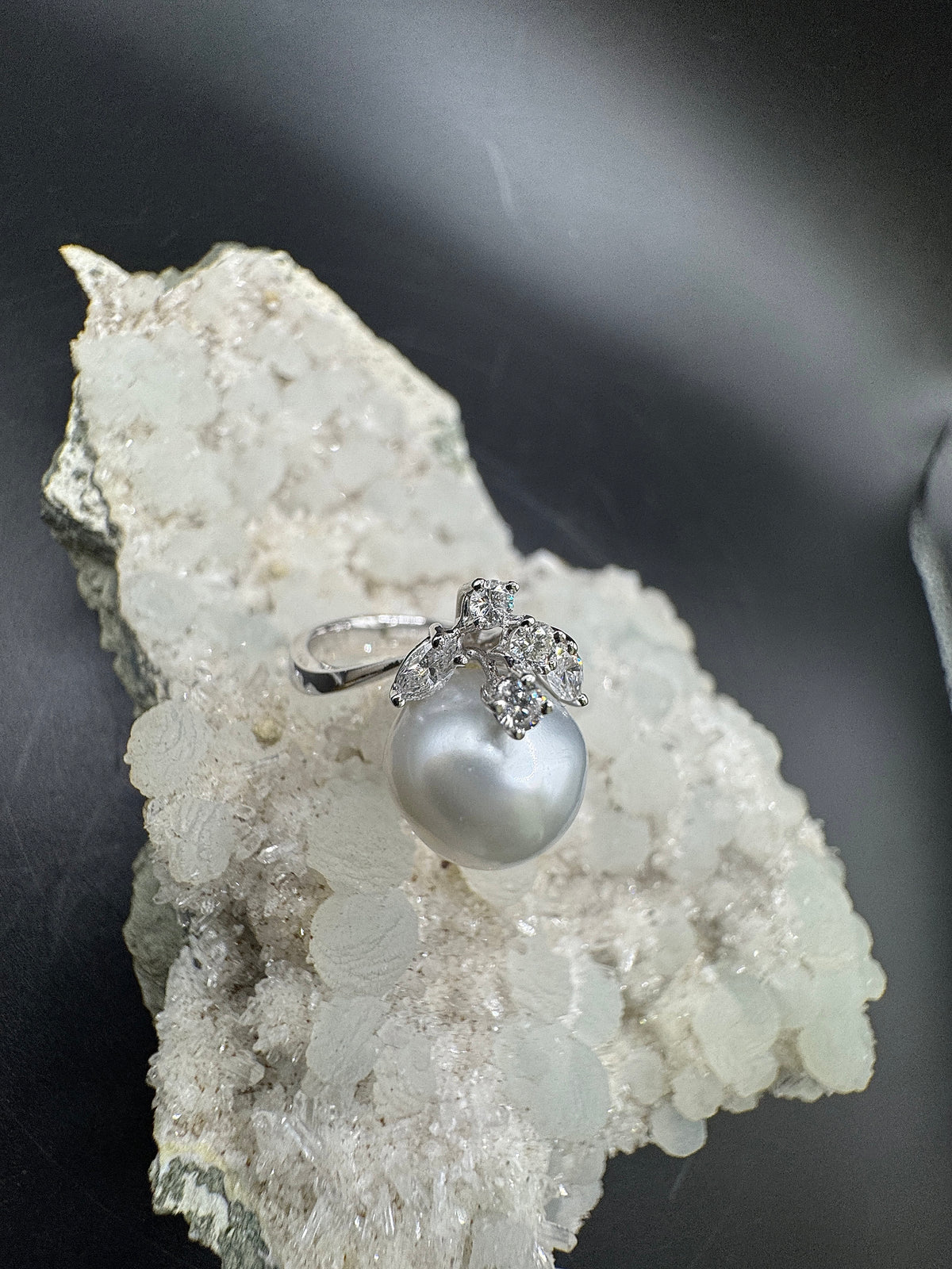 Handgefertigter Ring in 18 Karat Weißgold mit Südseeperle & Diamanten