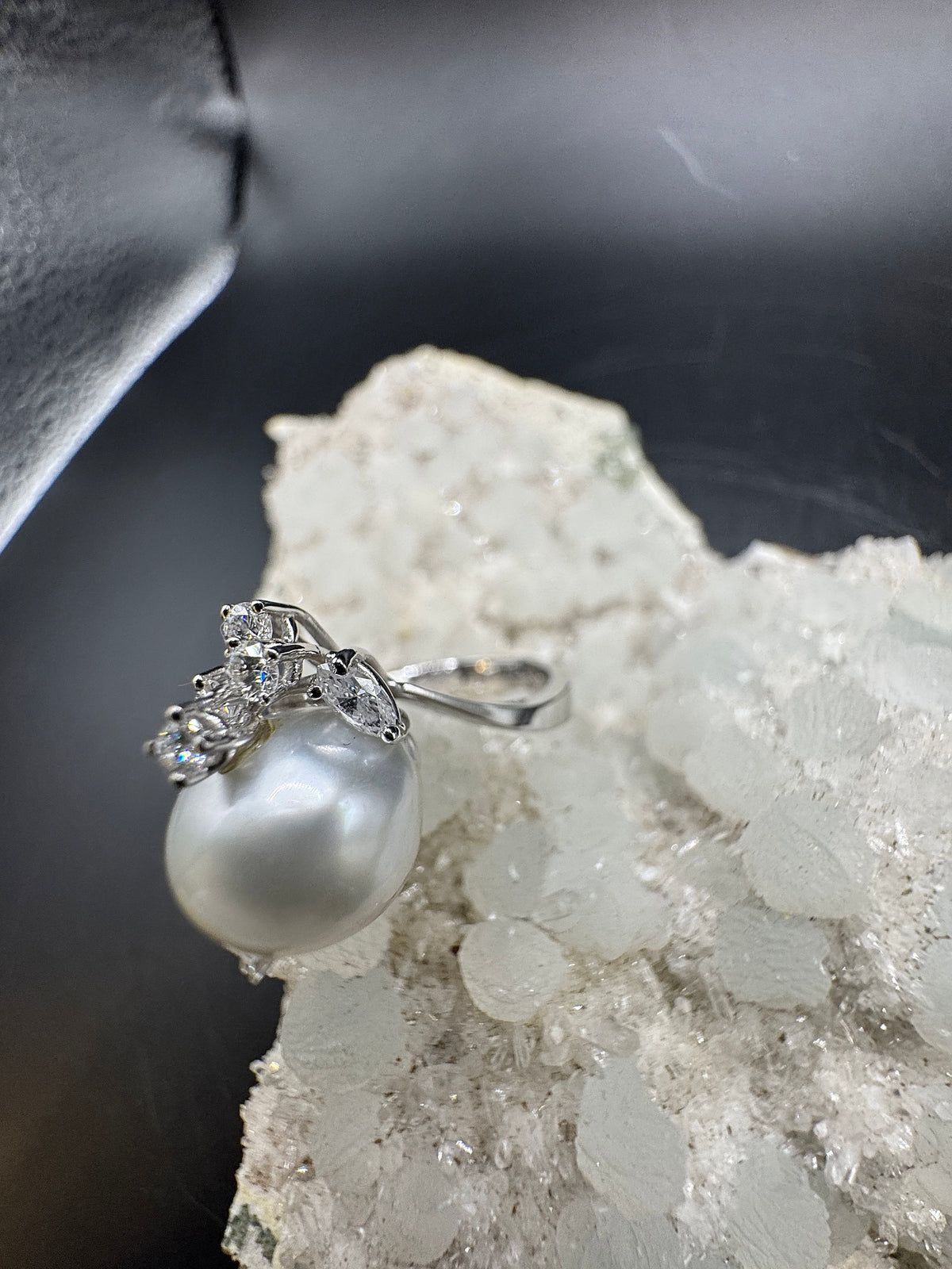 Handgefertigter Ring in 18 Karat Weißgold mit Südseeperle & Diamanten
