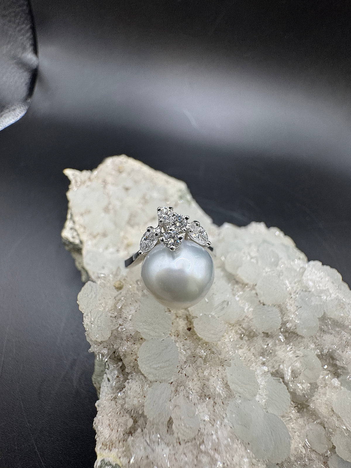 Handgefertigter Ring in 18 Karat Weißgold mit Südseeperle & Diamanten