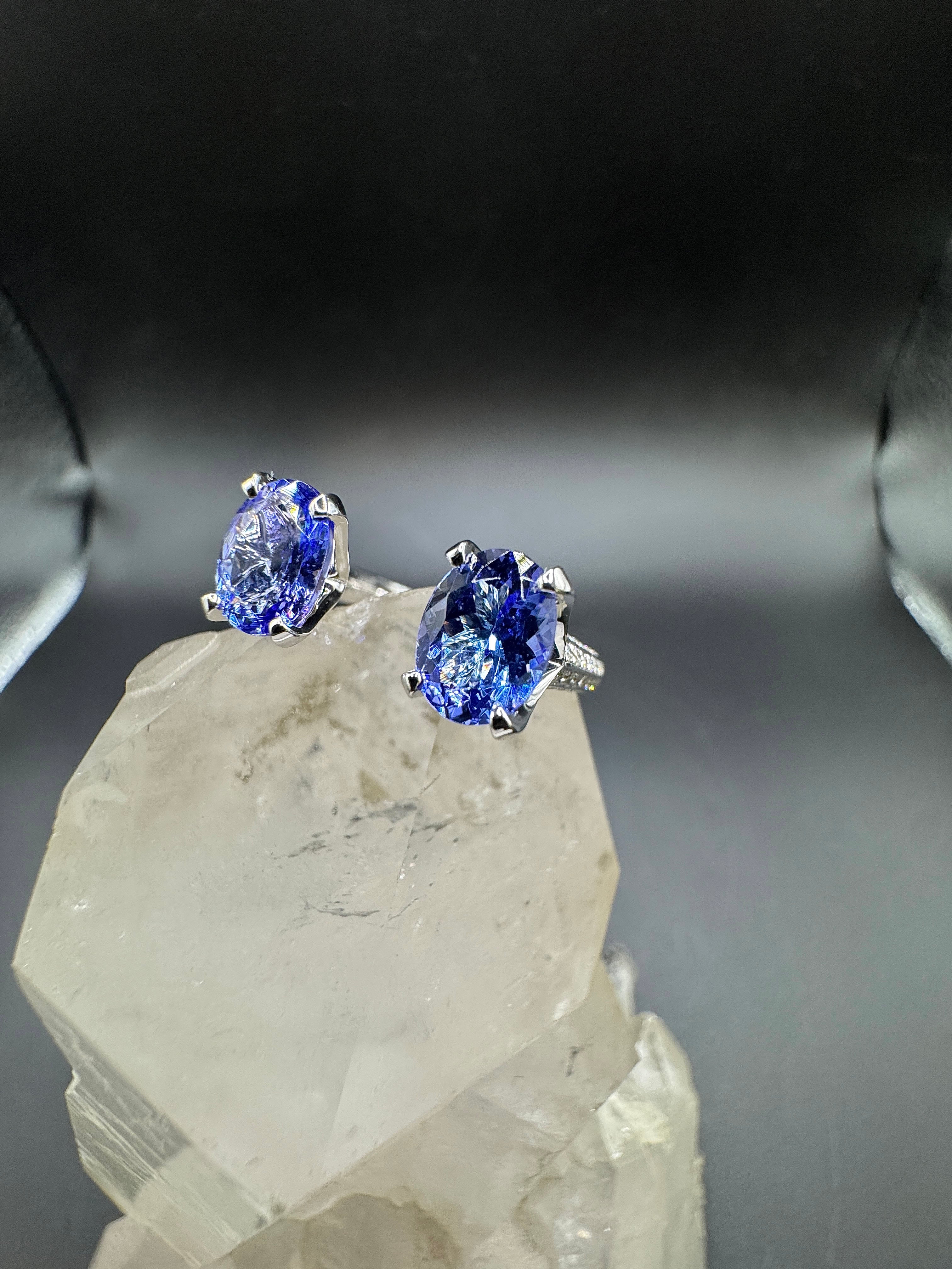 Ausgefallener Ring in 14 Karat Weißgold mit Tansaniten & Brillanten