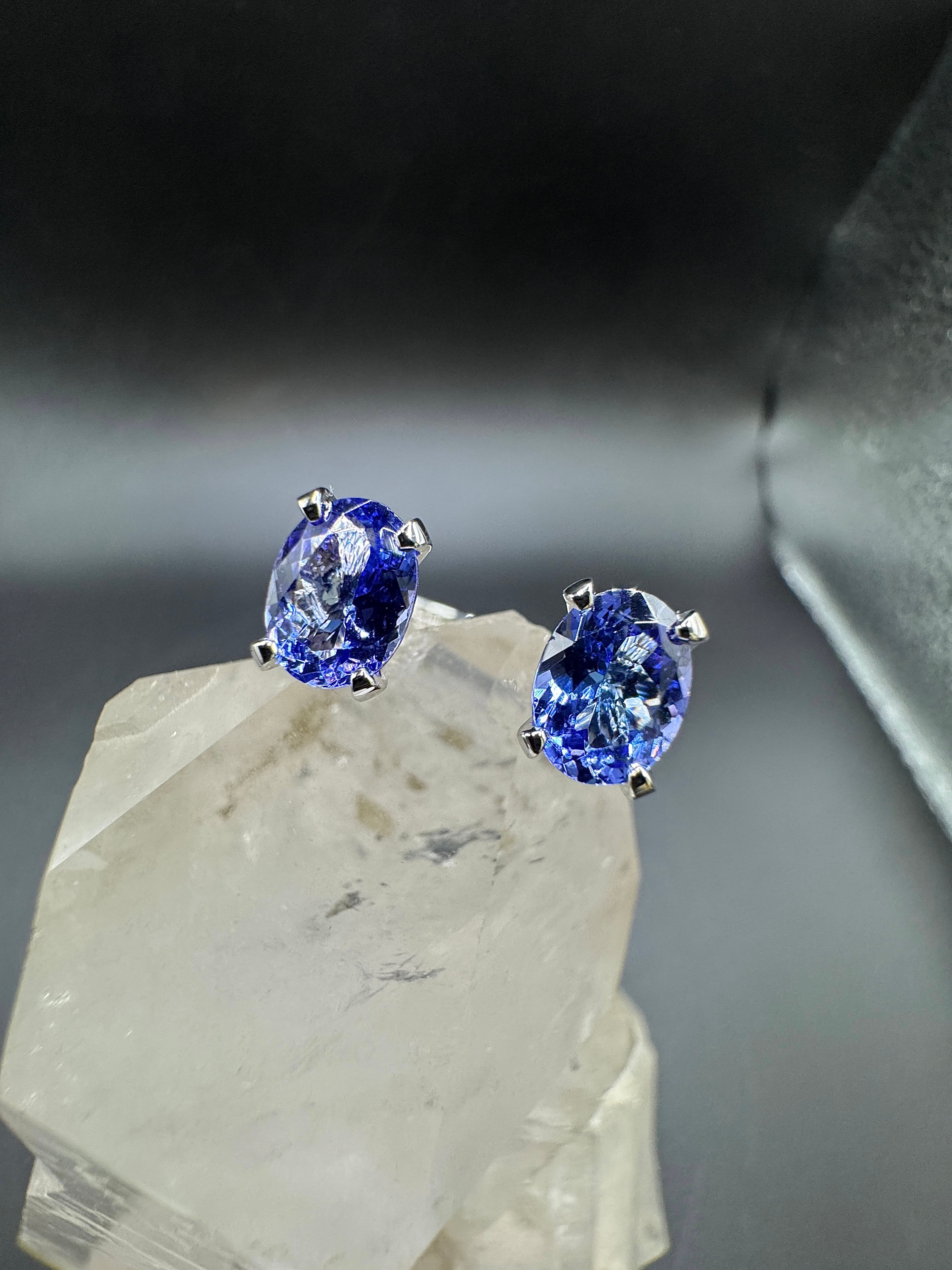 Ausgefallener Ring in 14 Karat Weißgold mit Tansaniten & Brillanten