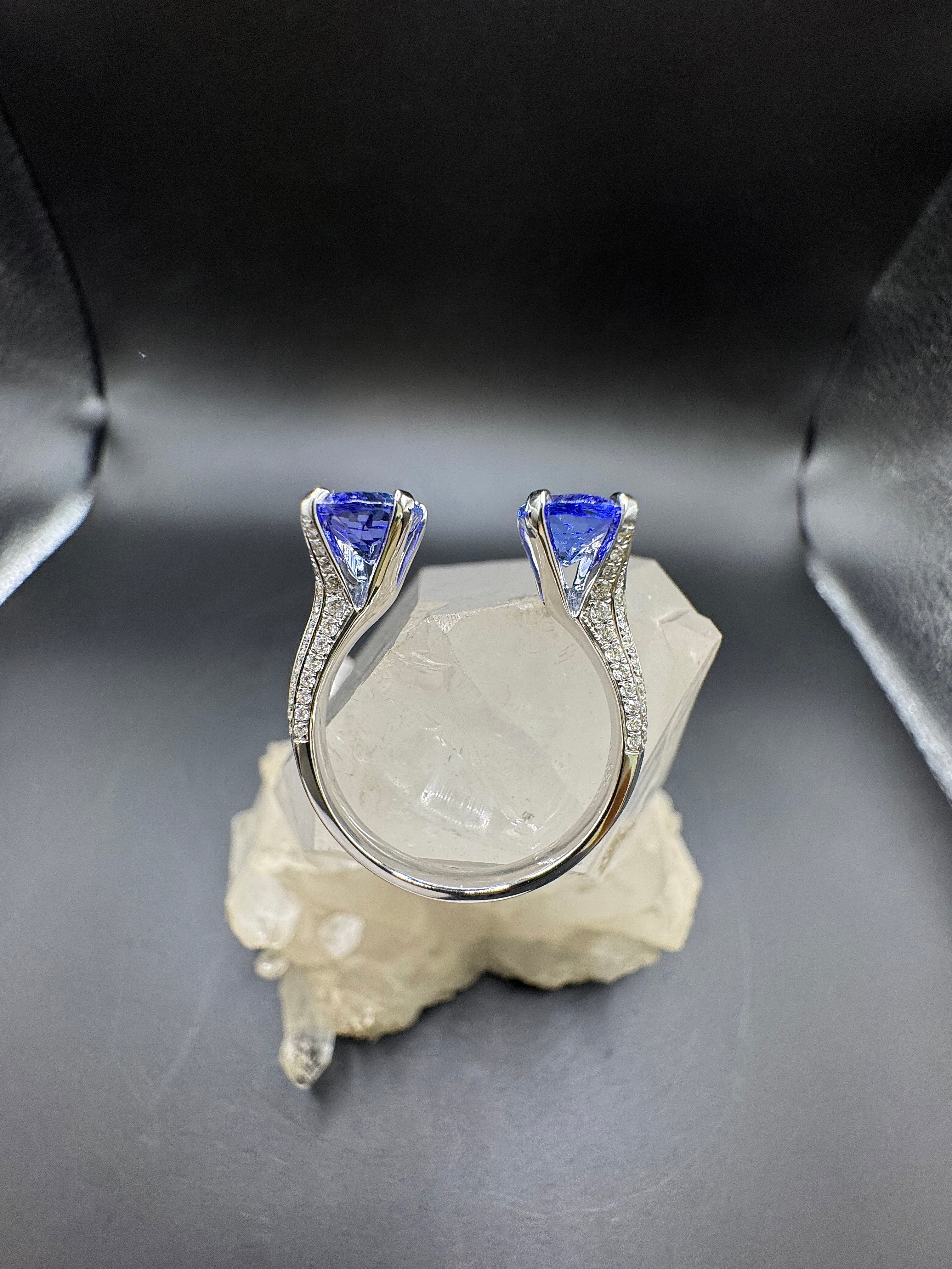 Ausgefallener Ring in 14 Karat Weißgold mit Tansaniten & Brillanten