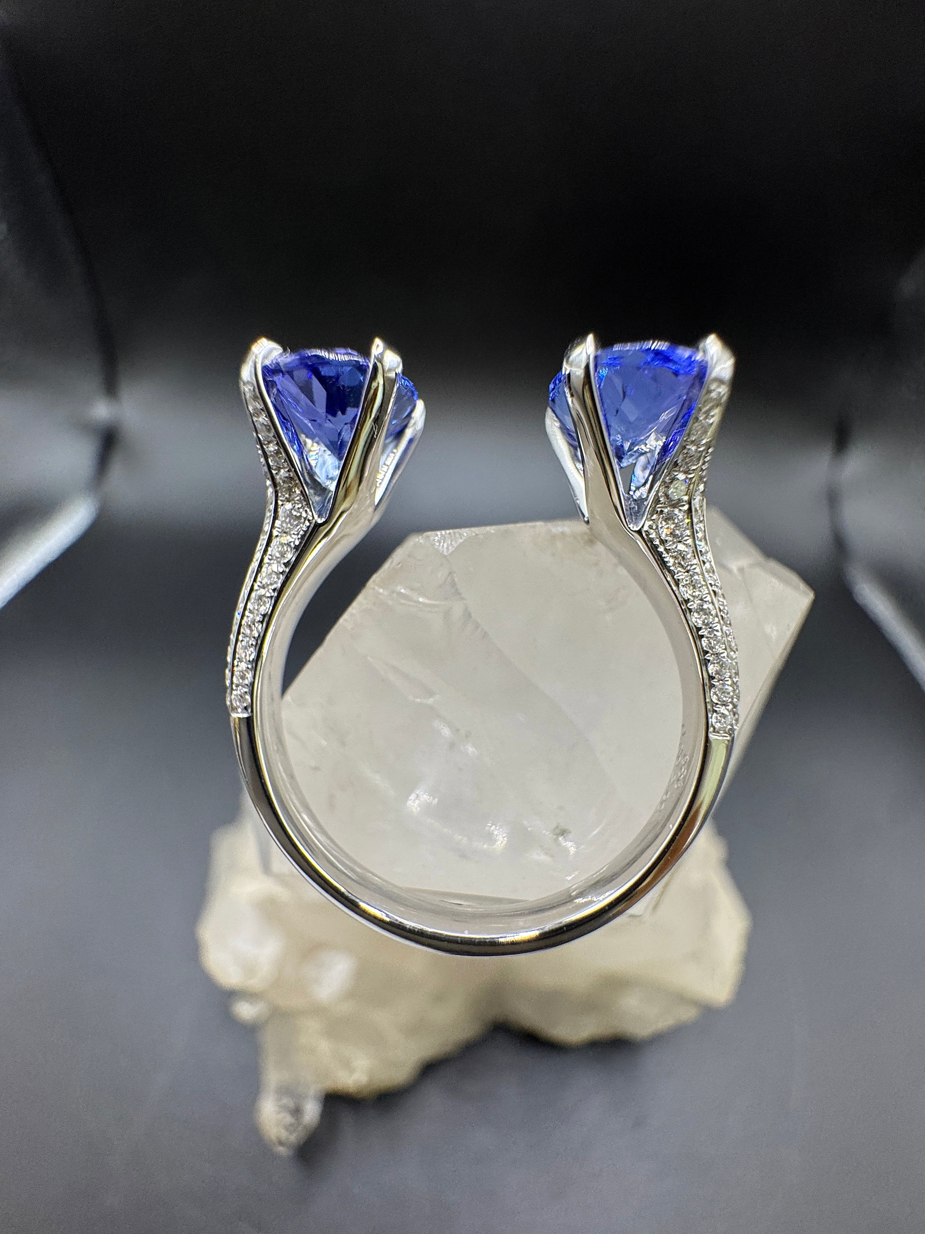 Ausgefallener Ring in 14 Karat Weißgold mit Tansaniten & Brillanten