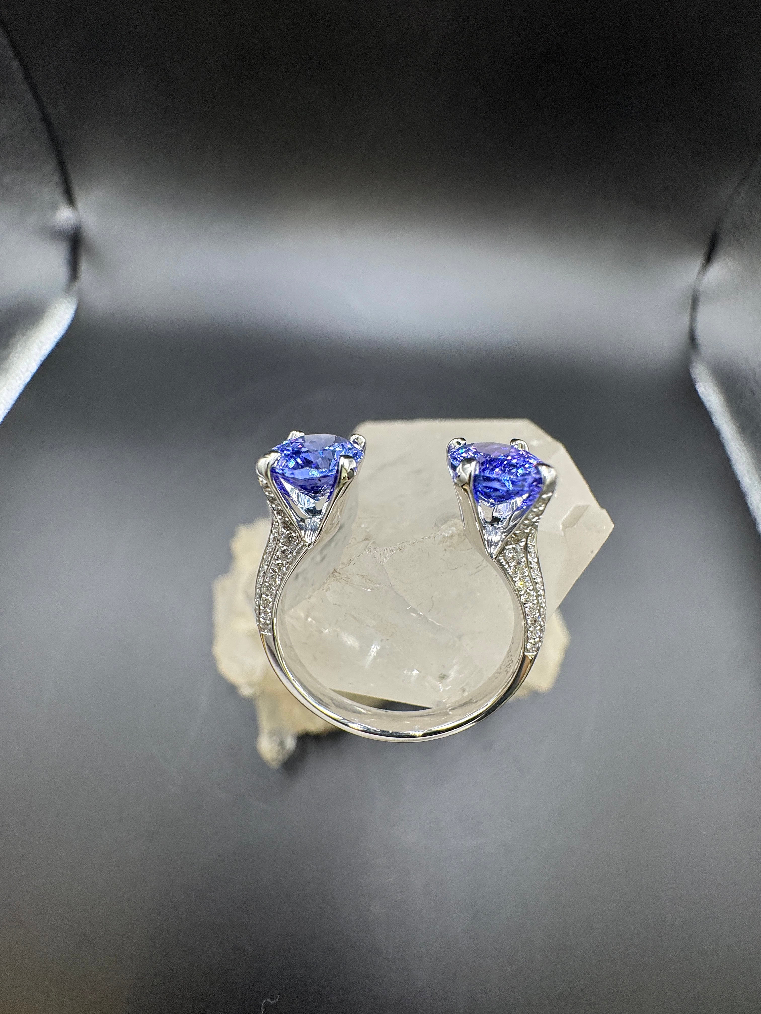 Ausgefallener Ring in 14 Karat Weißgold mit Tansaniten & Brillanten