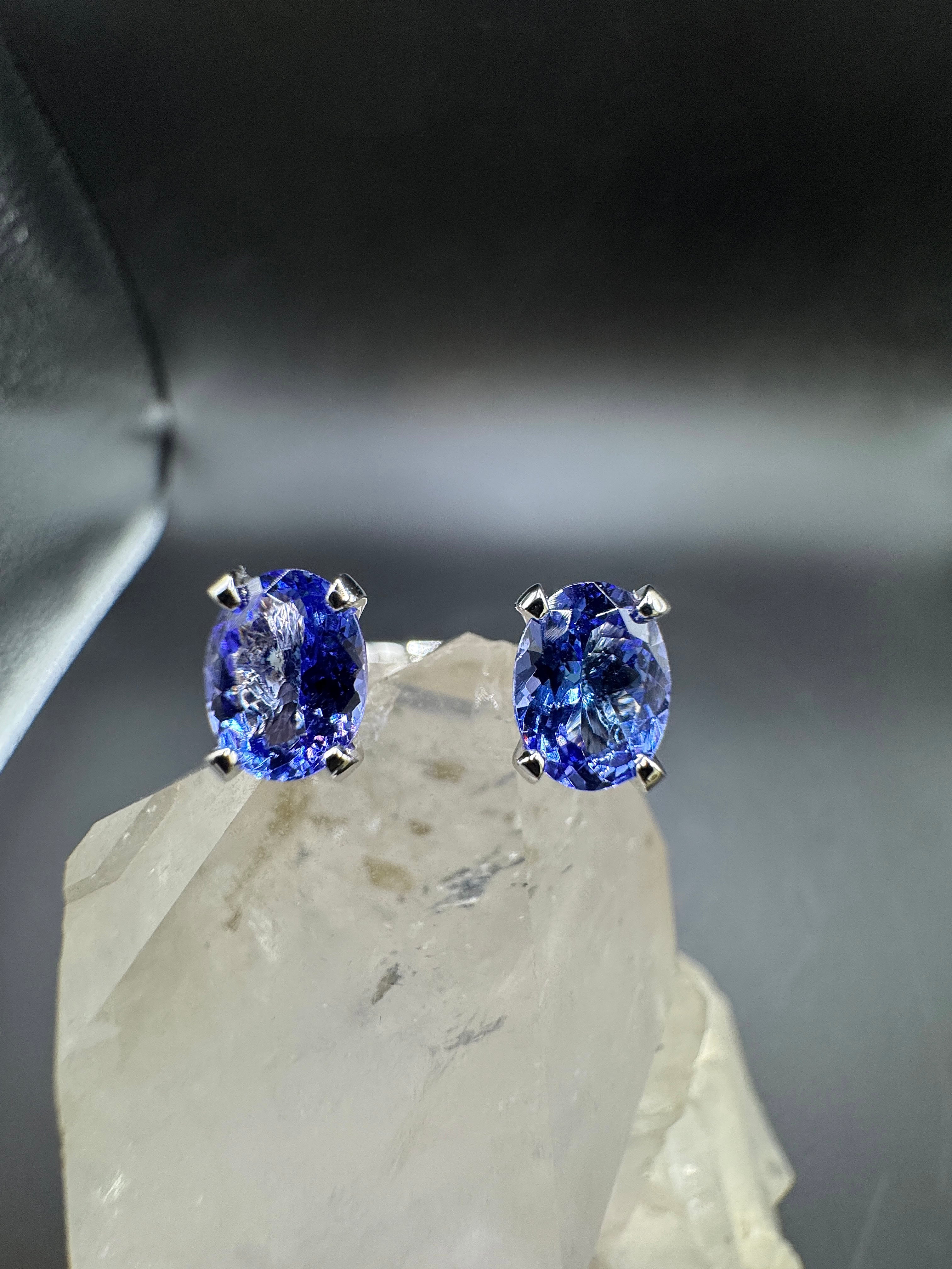 Ausgefallener Ring in 14 Karat Weißgold mit Tansaniten & Brillanten