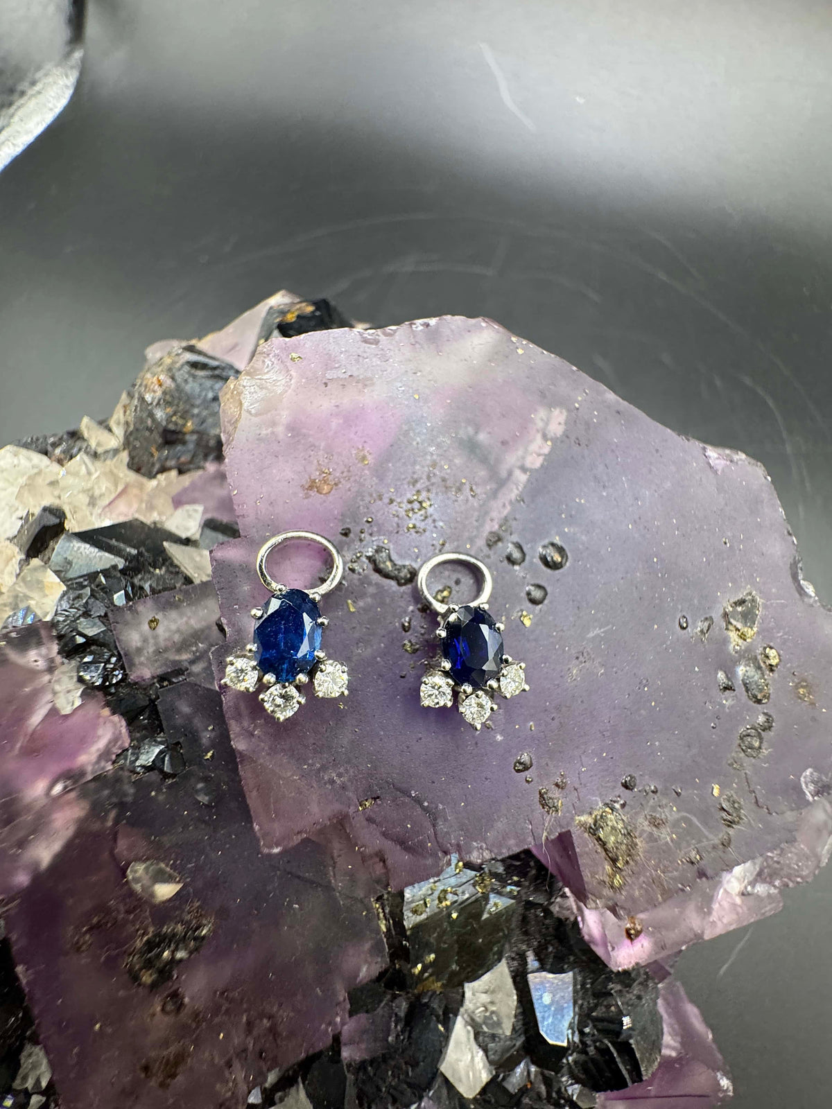Elegante Einhänger für Ohrringe in 18 Karat Weißgold mit Saphiren & Brillanten