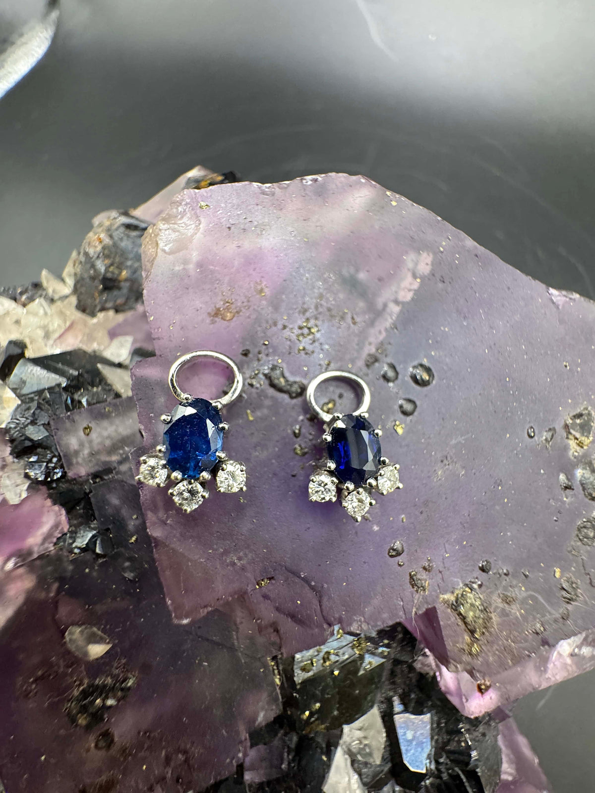 Elegante Einhänger für Ohrringe in 18 Karat Weißgold mit Saphiren & Brillanten