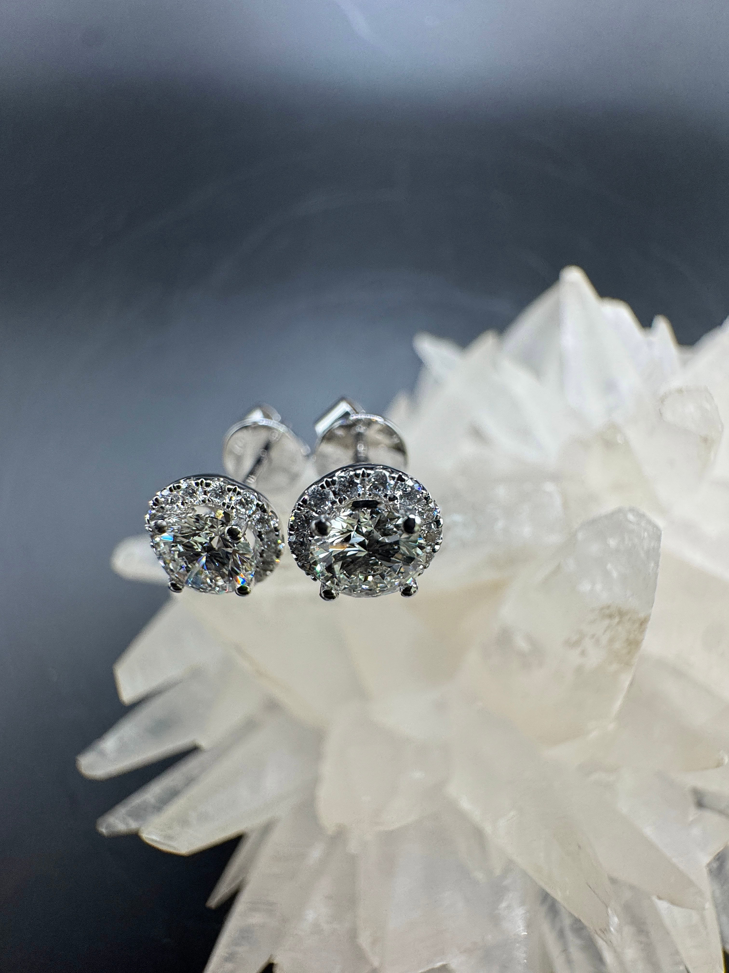Moderne Brillantstecker in 18 Karat Weißgold mit hochfeinen Brillanten