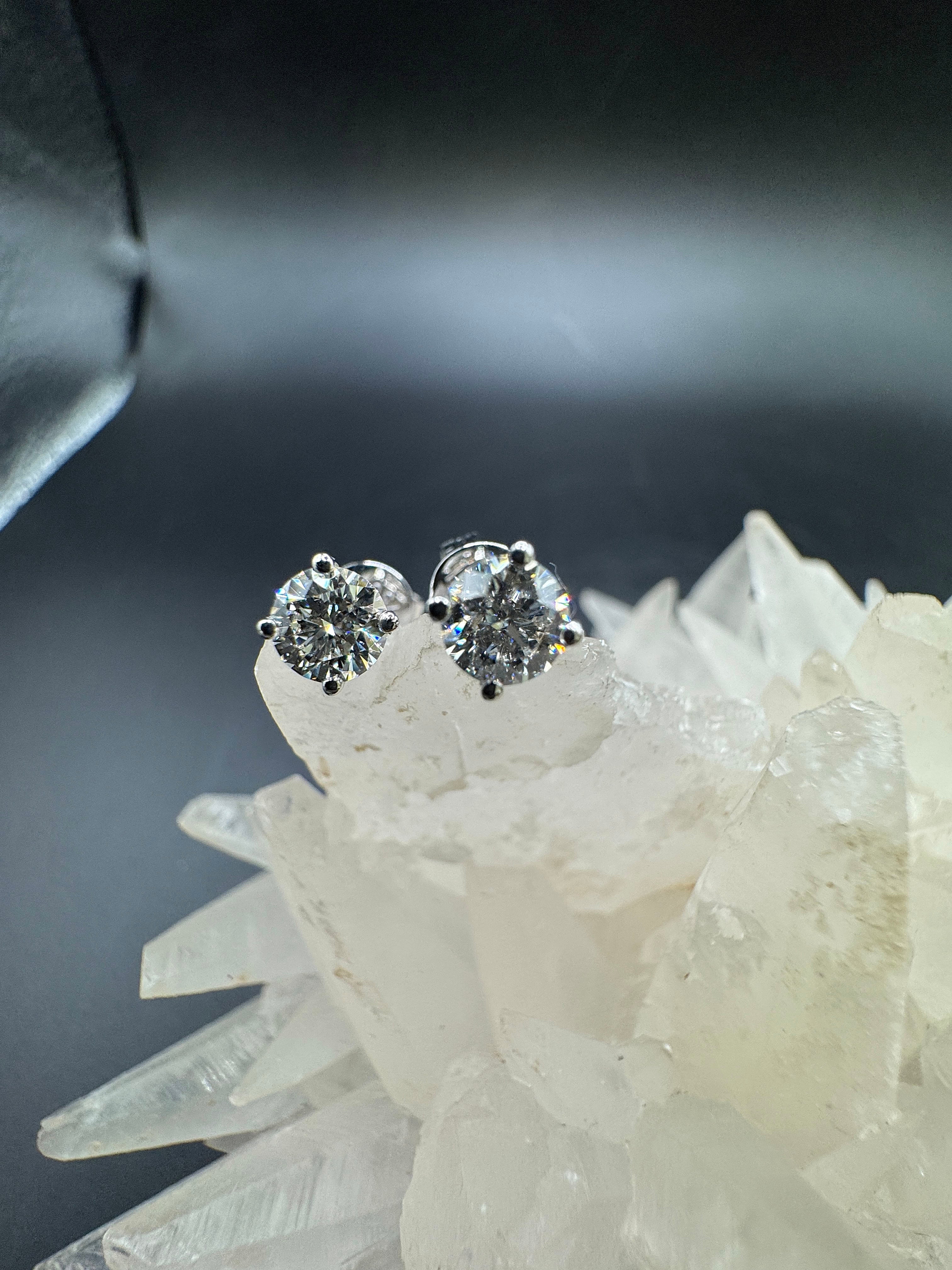 Moderne Brillantstecker in 18 Karat Gelbgold mit hochfeinen Brillanten