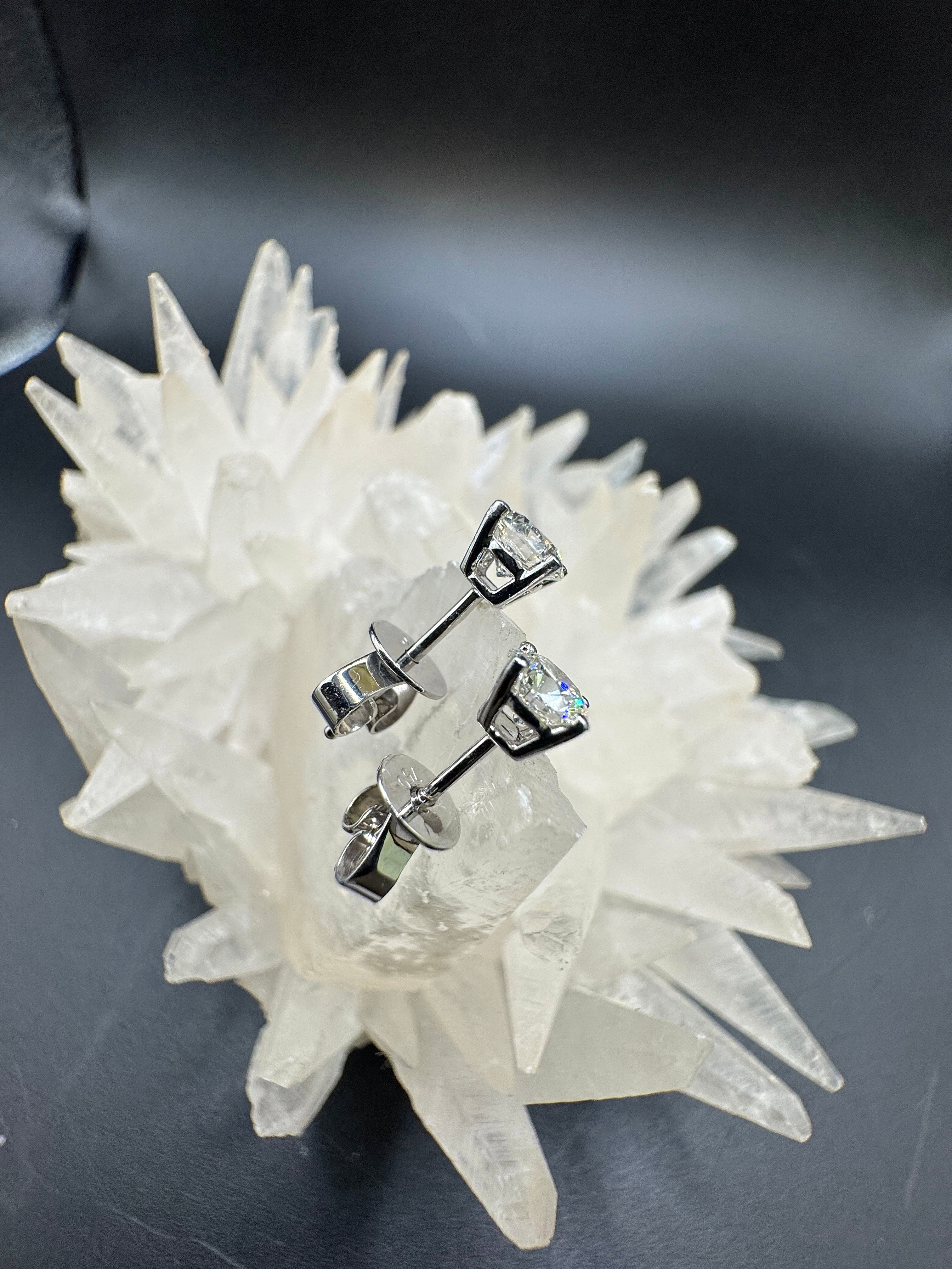 Moderne Brillantstecker in 18 Karat Gelbgold mit hochfeinen Brillanten