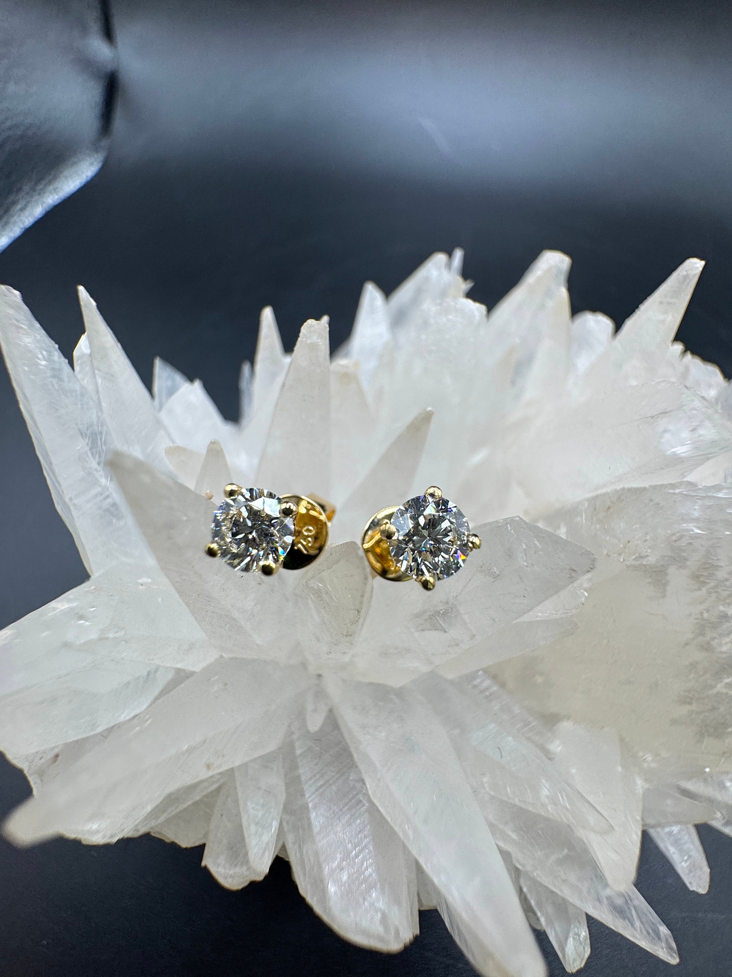 Moderne Brillantstecker in 18 Karat Gelbgold mit hochfeinen Brillanten