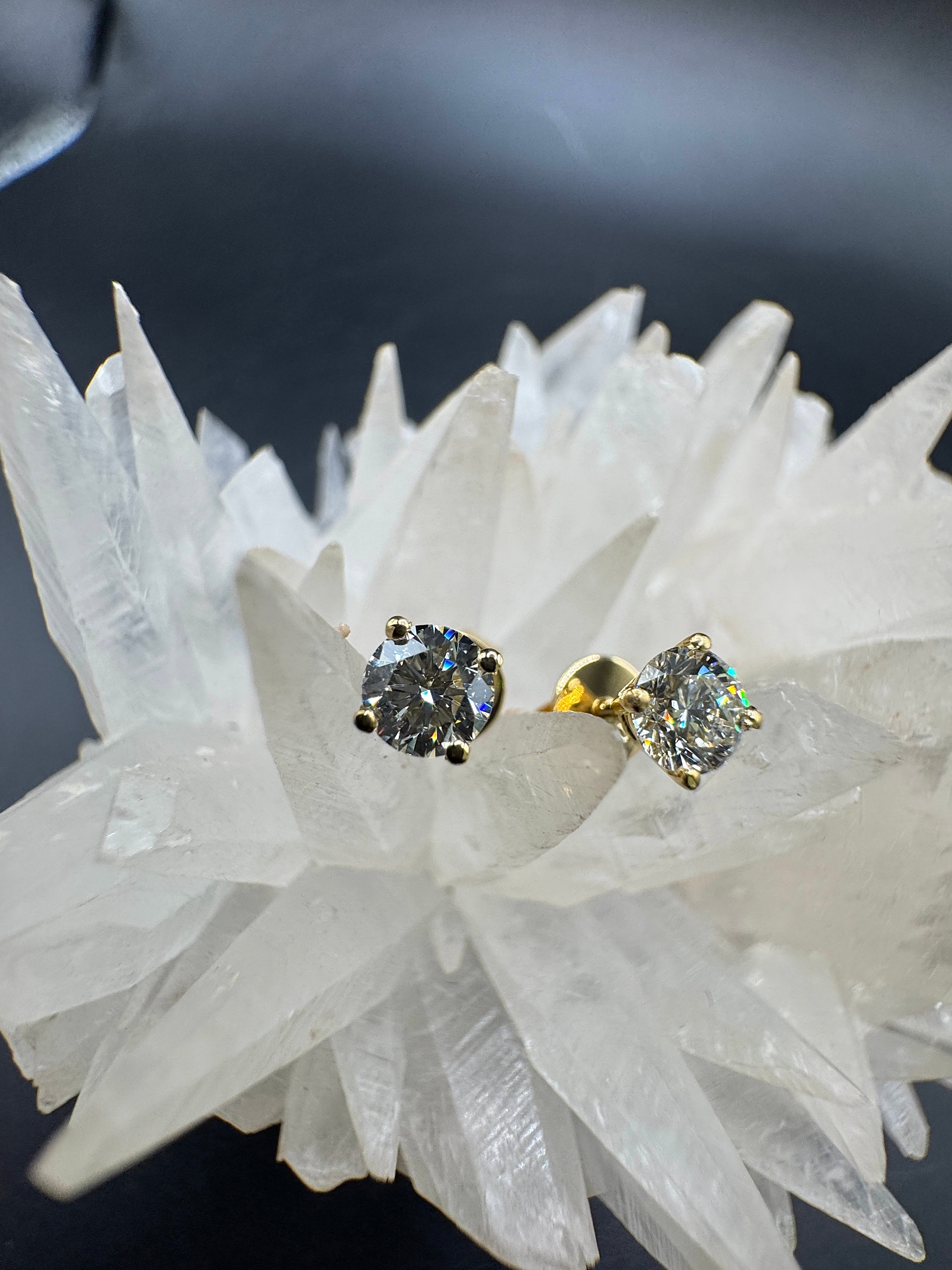 Moderne Brillantstecker in 18 Karat Gelbgold mit hochfeinen Brillanten