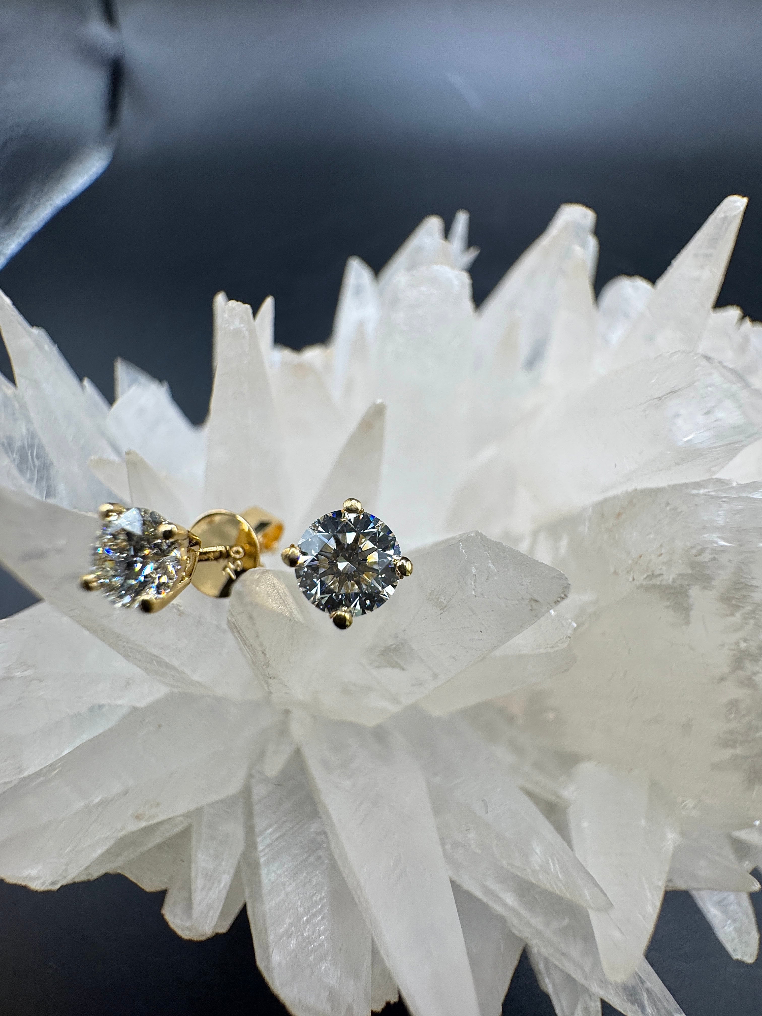 Moderne Brillantstecker in 18 Karat Gelbgold mit hochfeinen Brillanten