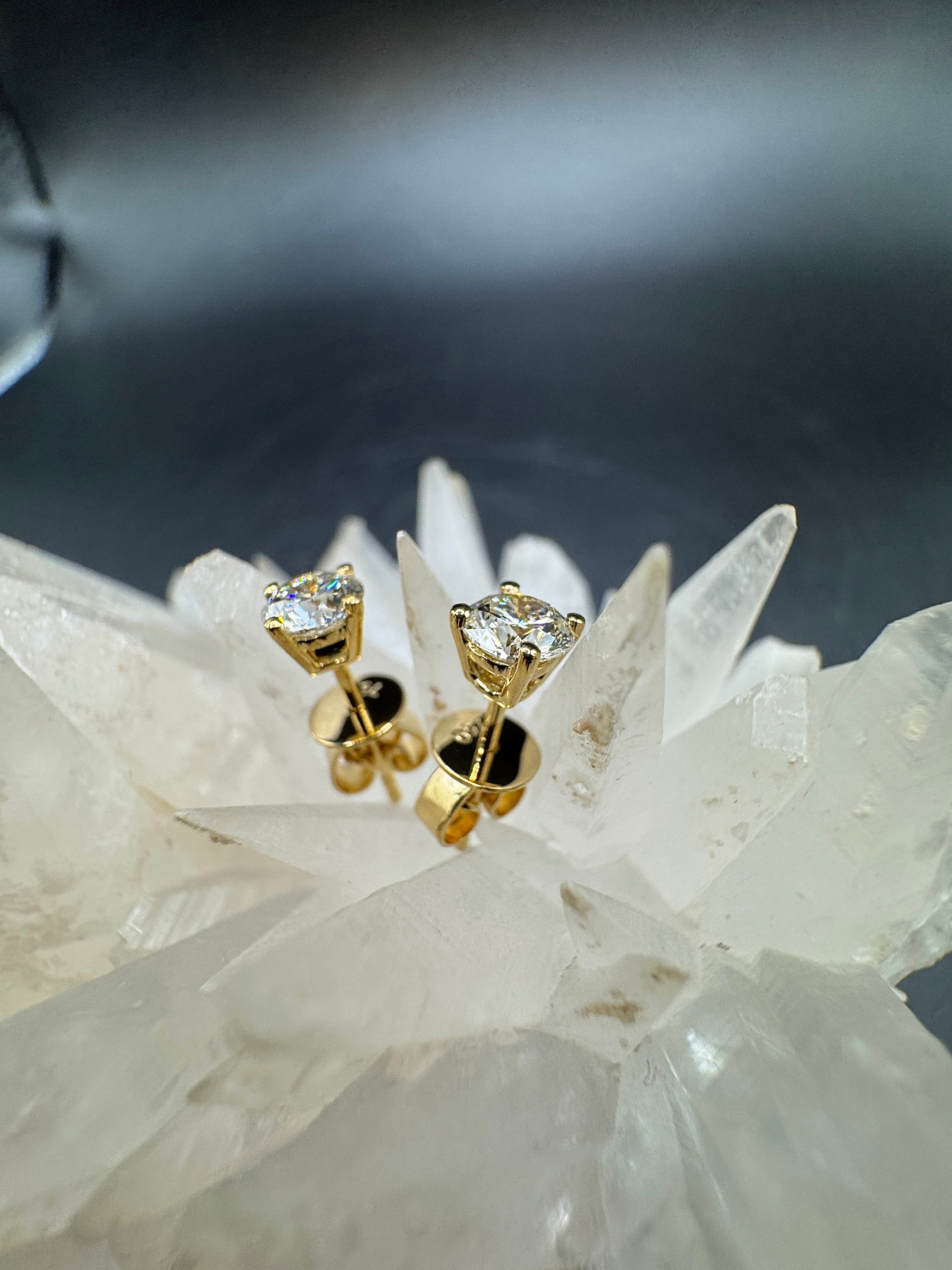 Moderne Brillantstecker in 18 Karat Gelbgold mit hochfeinen Brillanten