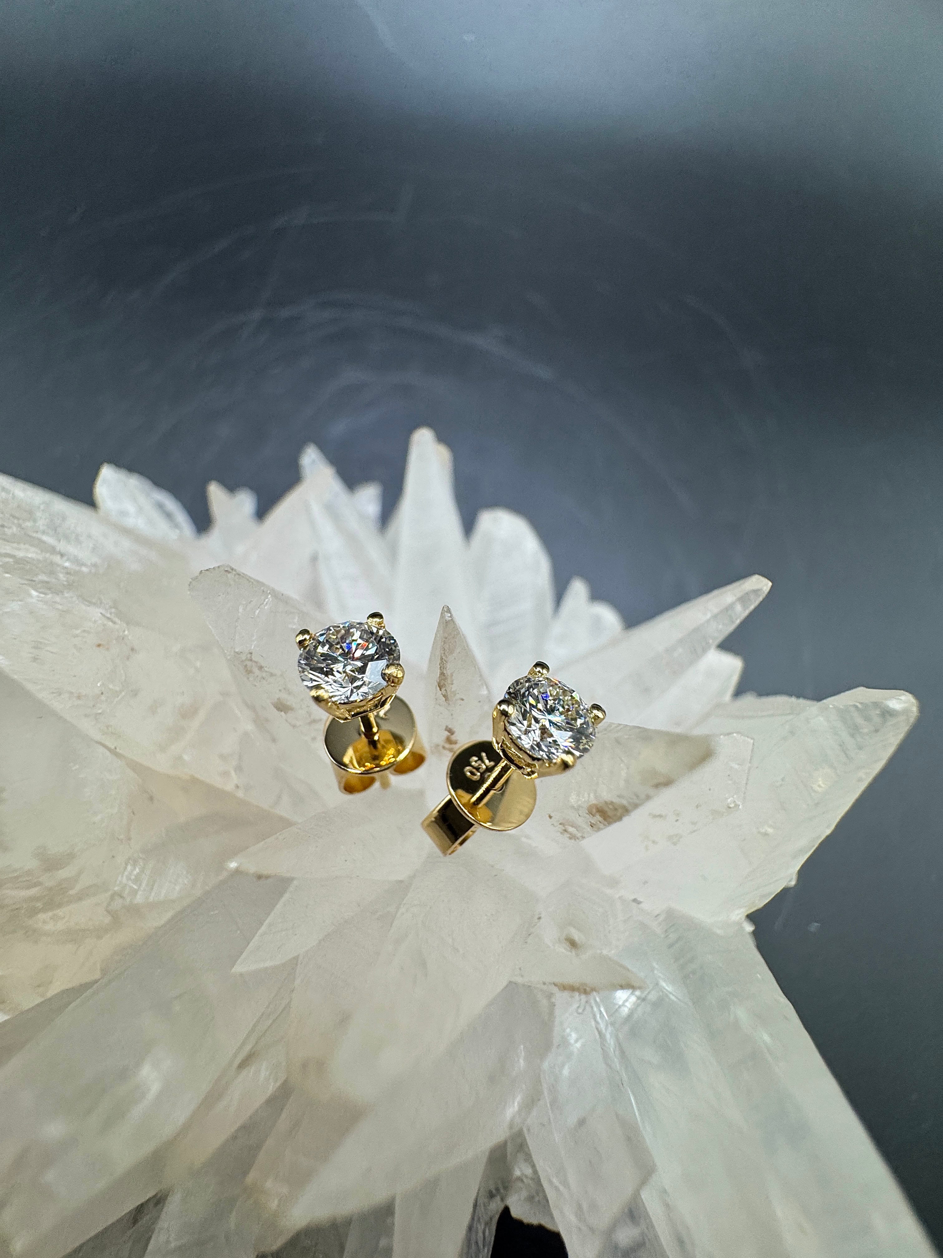 Moderne Brillantstecker in 18 Karat Gelbgold mit hochfeinen Brillanten