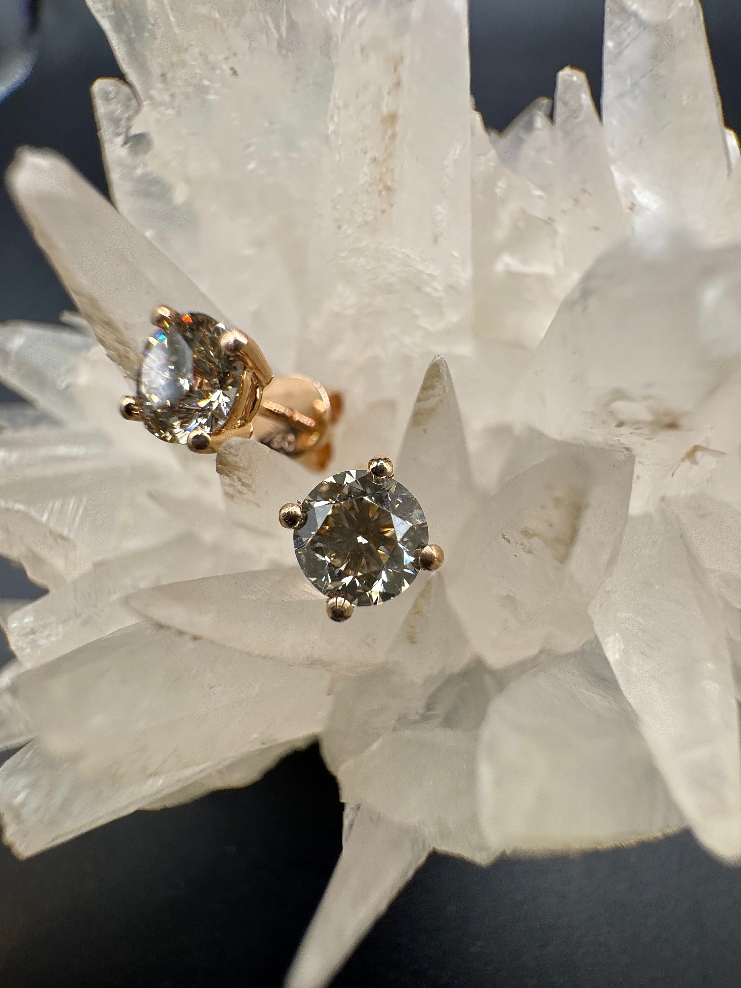 Elegante Ohrstecker in 18 Karat Roségold mit champagnerfarbenen Brillanten