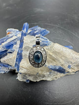 Zeitloser Anhänger in 14 Karat Weißgold mit feinem Saphir & Brillanten