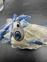 Zeitloser Anhänger in 14 Karat Weißgold mit feinem Saphir & Brillanten