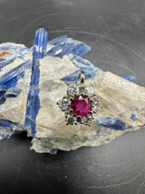 Steinbetonter Anhänger in 18 Karat Weißgold mit Rubin & Brillanten