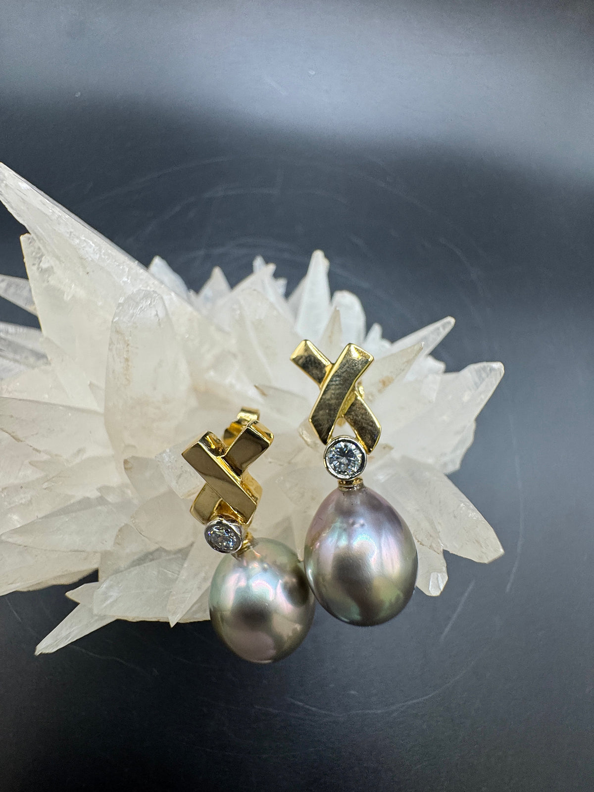 Elegante Ohrringe in 18 Karat Gelbgold mit Tahitiperlen und Brillanten in Handarbeit