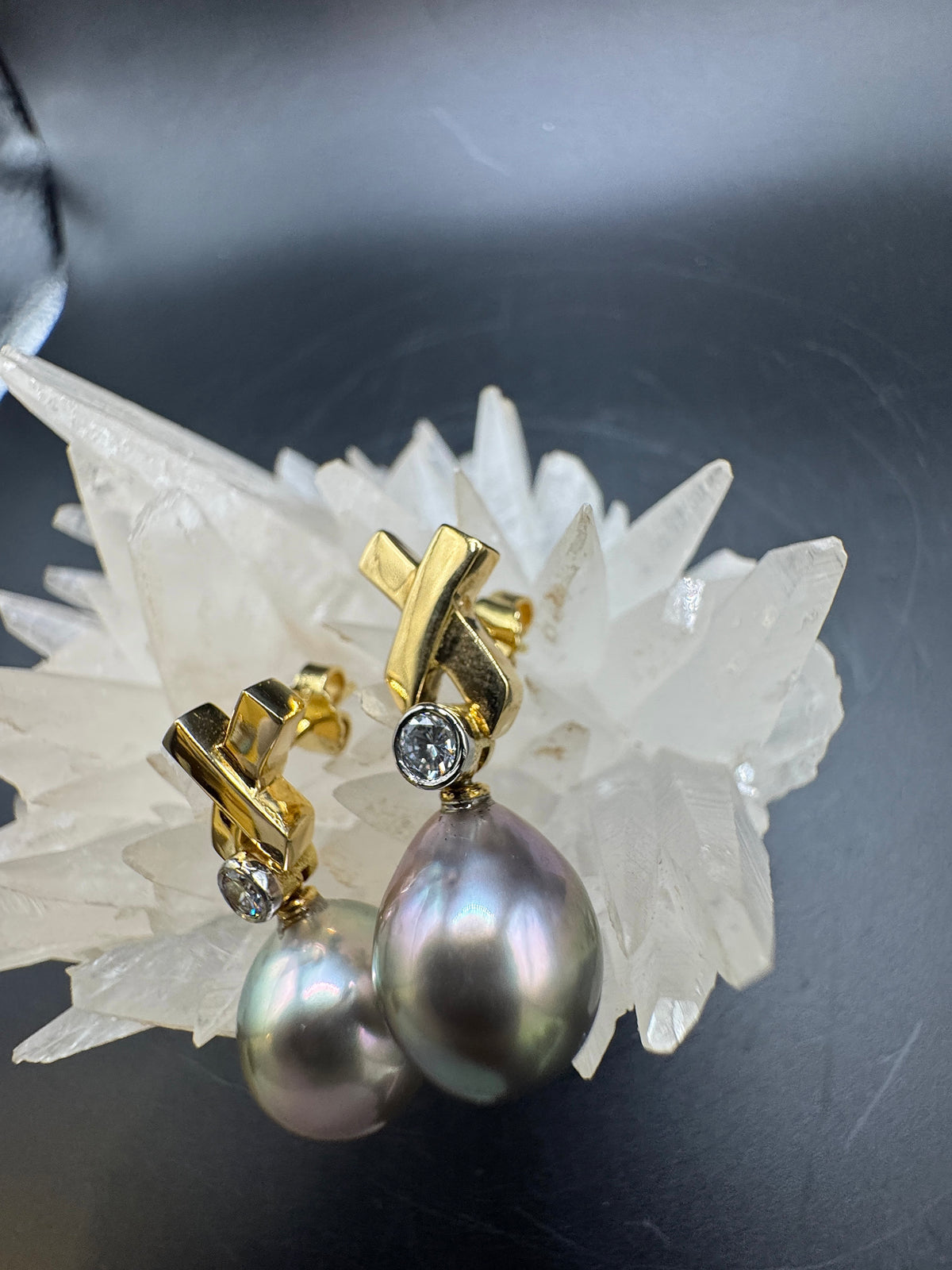 Elegante Ohrringe in 18 Karat Gelbgold mit Tahitiperlen und Brillanten in Handarbeit