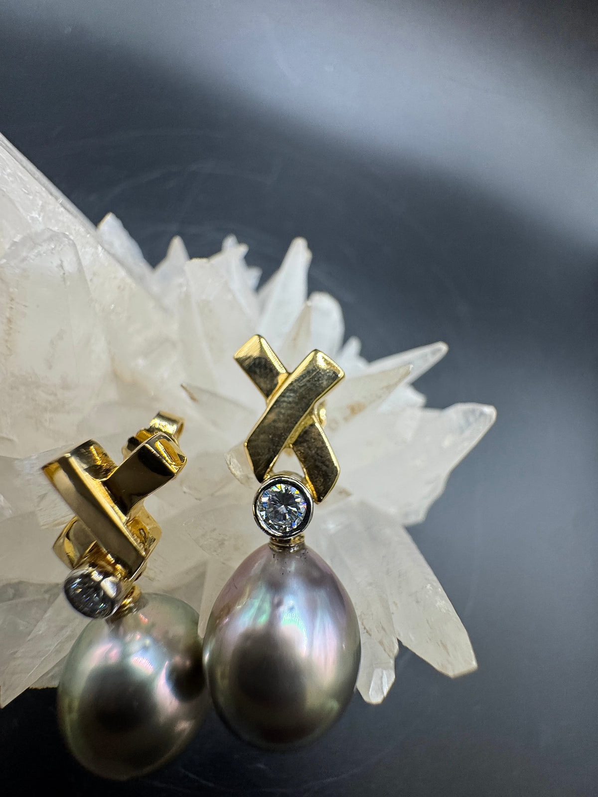 Elegante Ohrringe in 18 Karat Gelbgold mit Tahitiperlen und Brillanten in Handarbeit