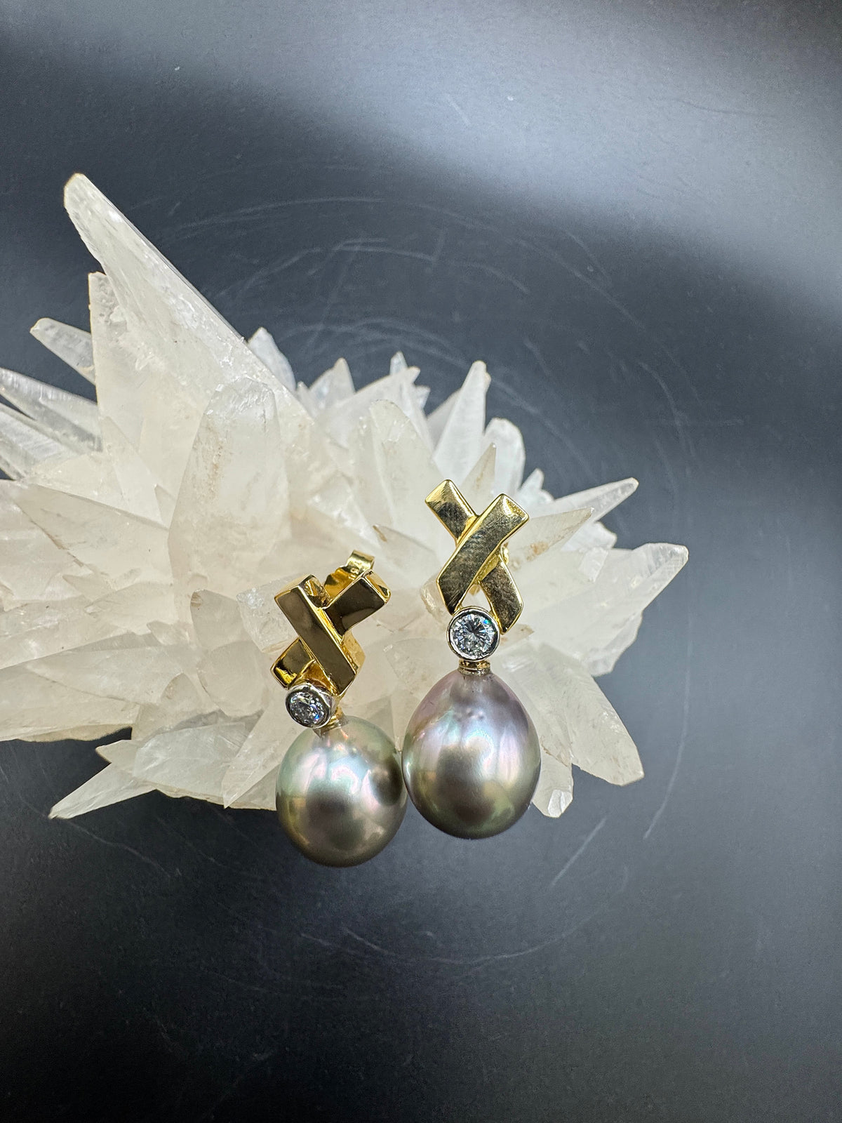 Elegante Ohrringe in 18 Karat Gelbgold mit Tahitiperlen und Brillanten in Handarbeit