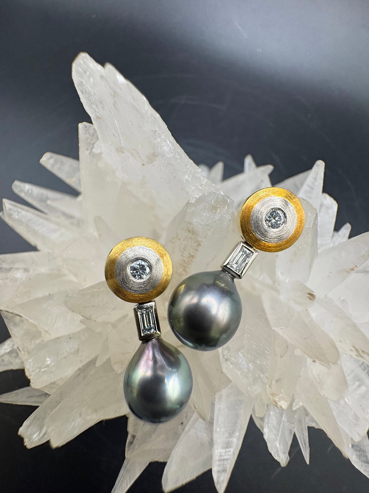 Handgefertigte Ohrringe in 18 Karat Gelb- & Weißgold mit Diamanten & Tahitiperlen
