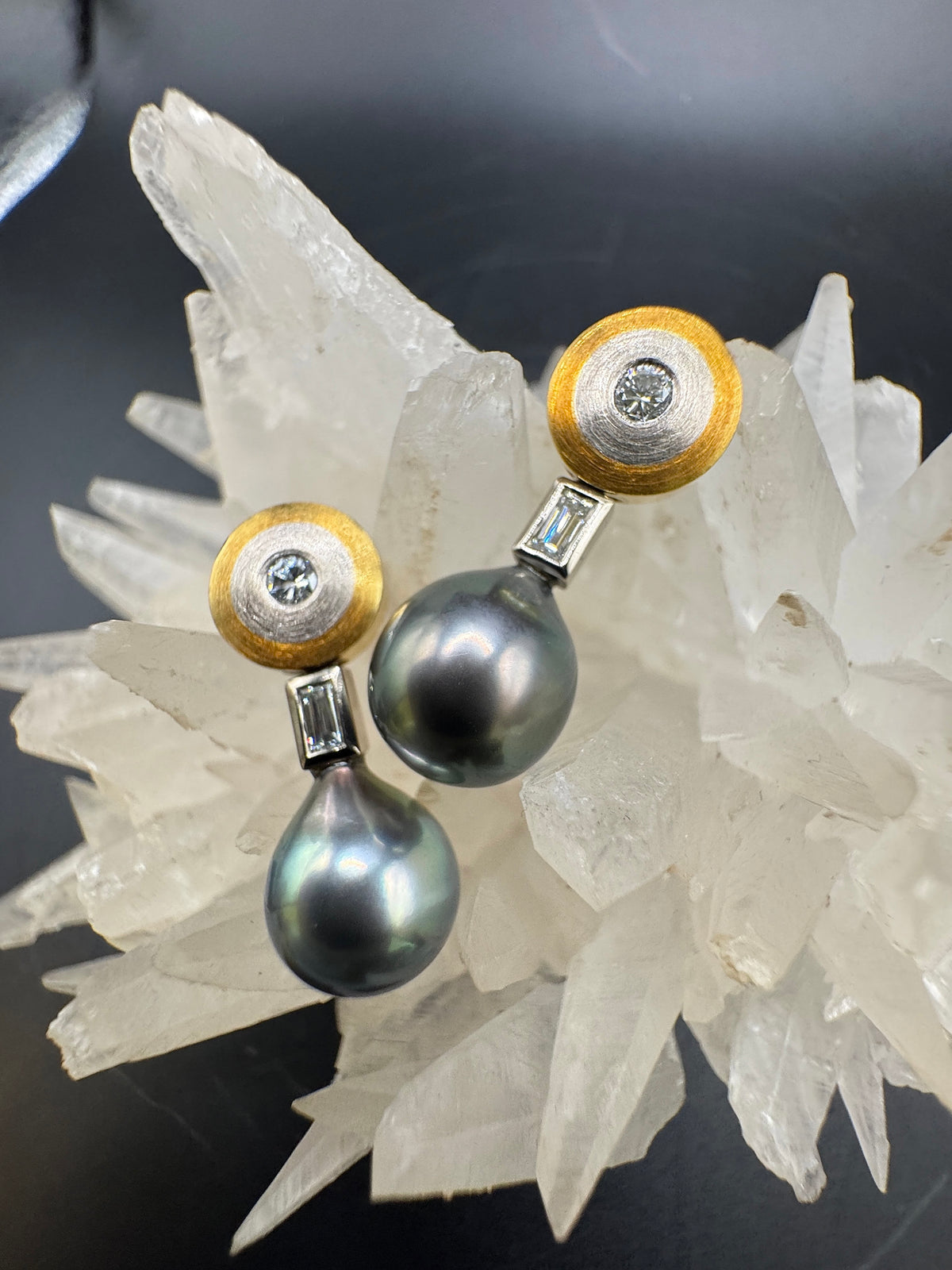 Handgefertigte Ohrringe in 18 Karat Gelb- & Weißgold mit Diamanten & Tahitiperlen