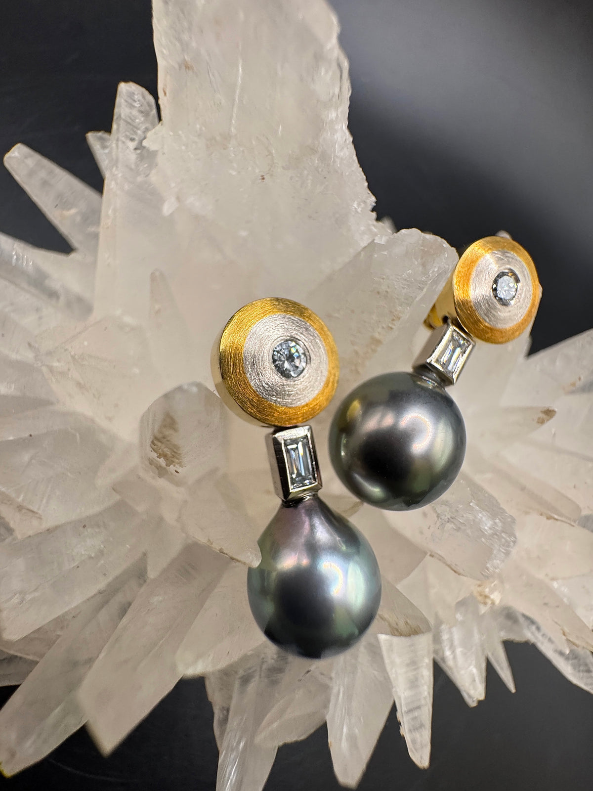 Handgefertigte Ohrringe in 18 Karat Gelb- & Weißgold mit Diamanten & Tahitiperlen