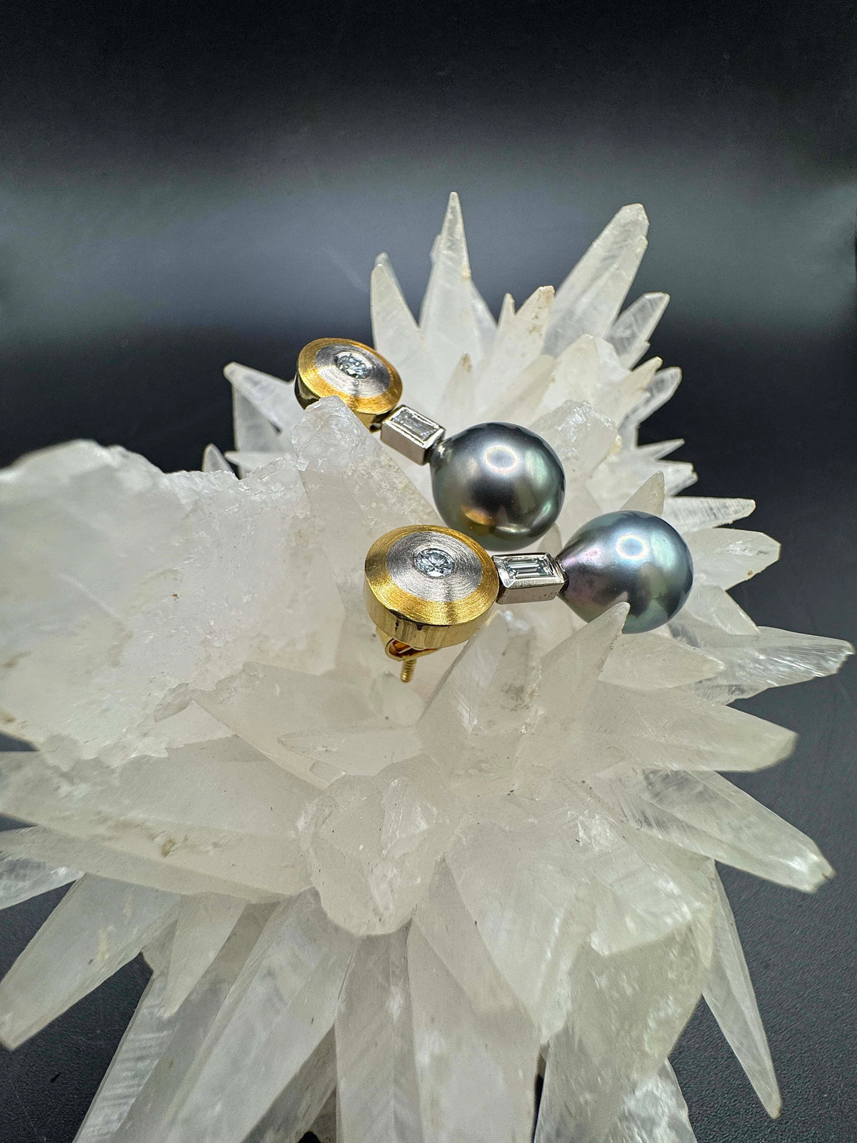 Handgefertigte Ohrringe in 18 Karat Gelb- & Weißgold mit Diamanten & Tahitiperlen