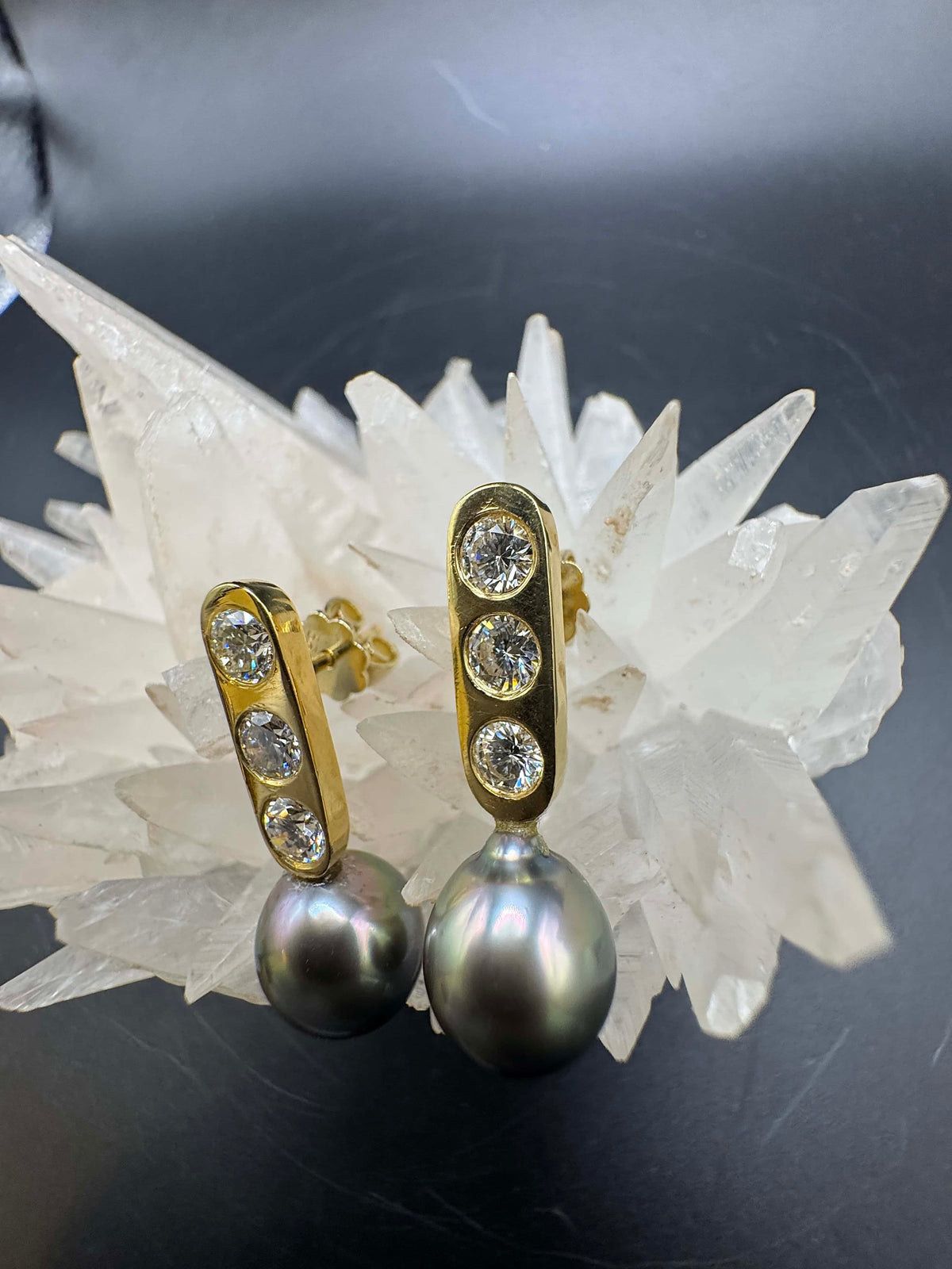 Edle Ohrringe in 18 Karat Gelbgold mit hochfeinen Brillanten & Tahitiperlen