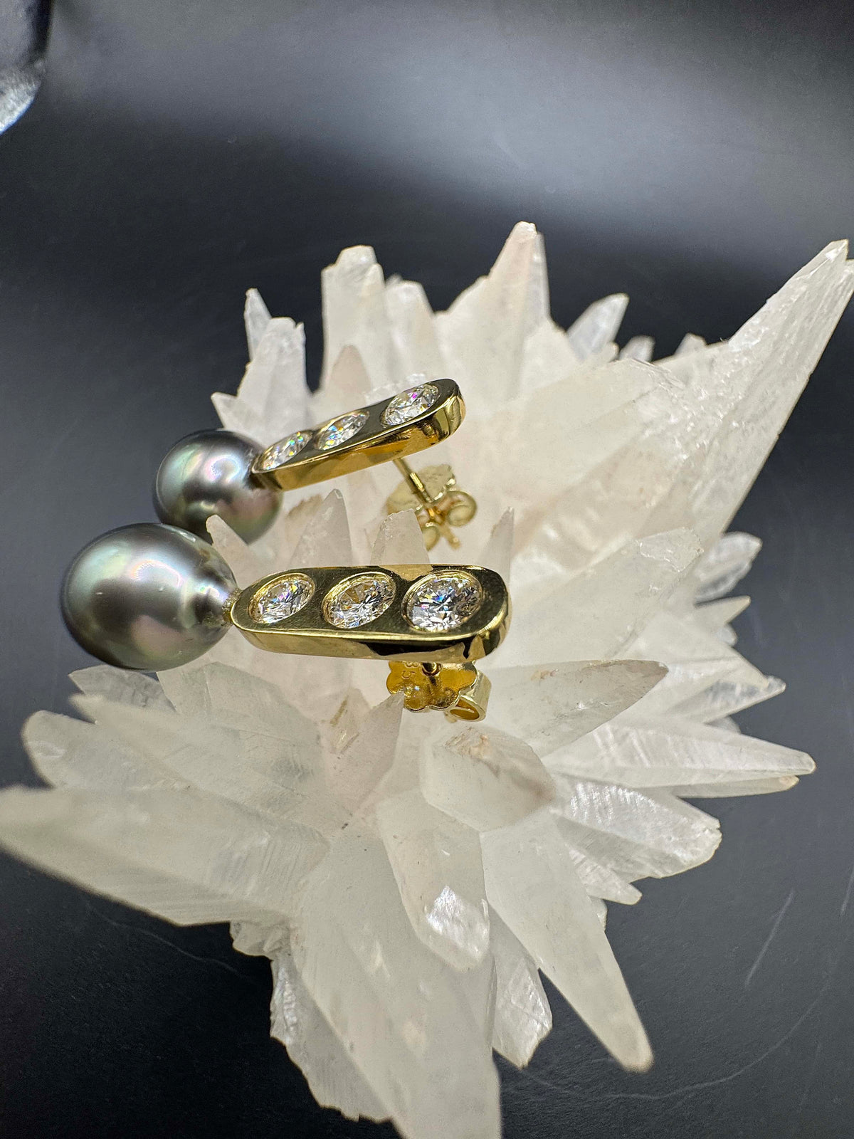 Edle Ohrringe in 18 Karat Gelbgold mit hochfeinen Brillanten & Tahitiperlen