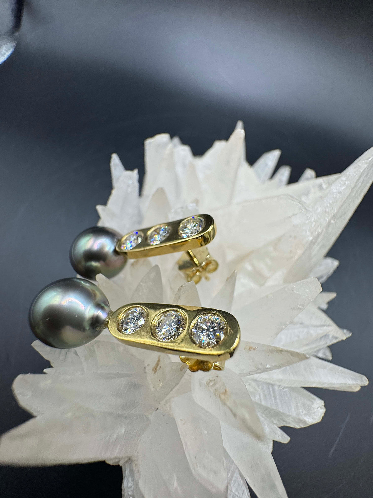 Edle Ohrringe in 18 Karat Gelbgold mit hochfeinen Brillanten & Tahitiperlen