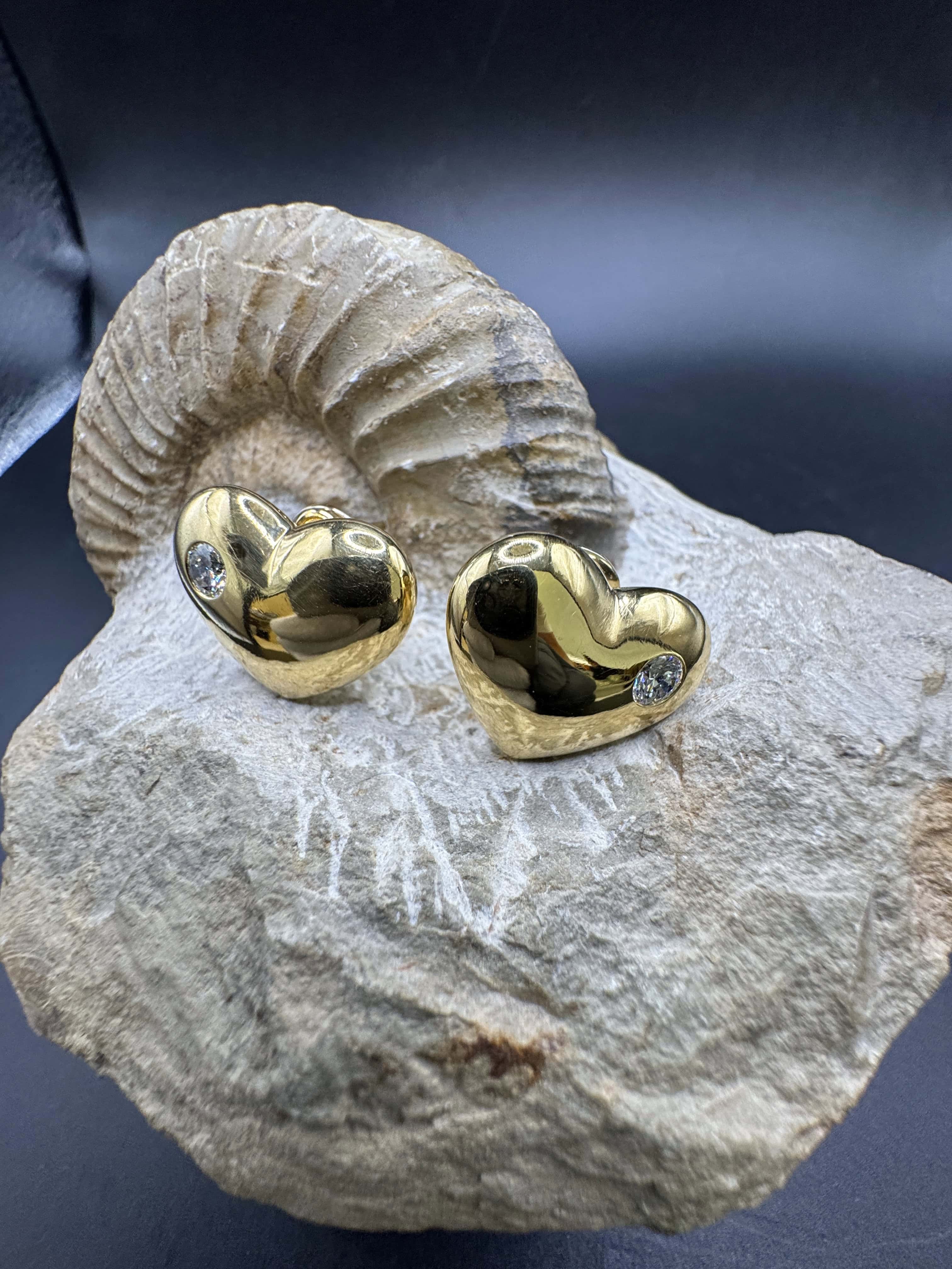 Edle Herz-Ohrringe in 18 Karat Gelbgold mit feinen Brillanten